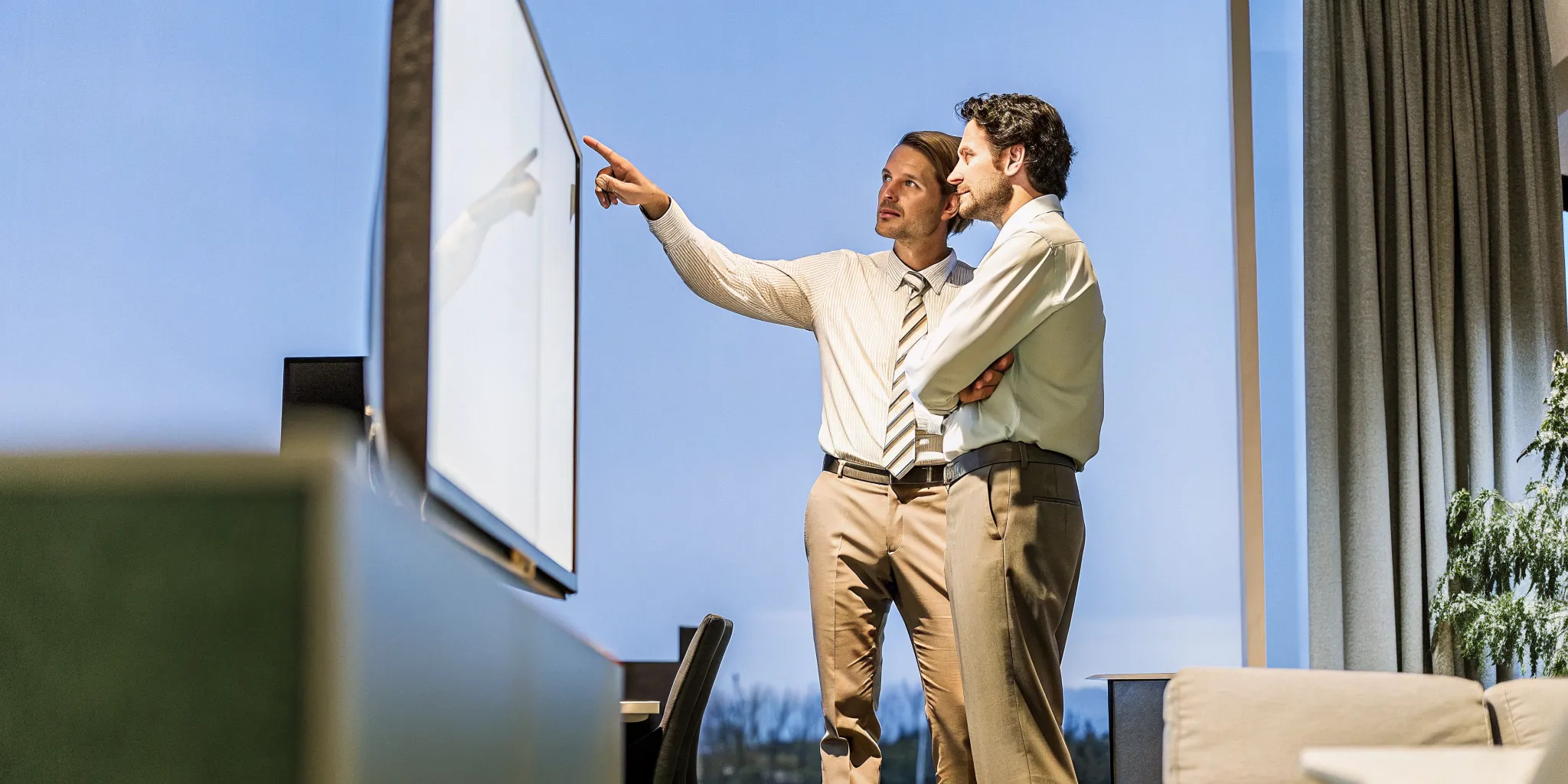 Financial control manager pointing at a dashboard during an enterprise audit review
