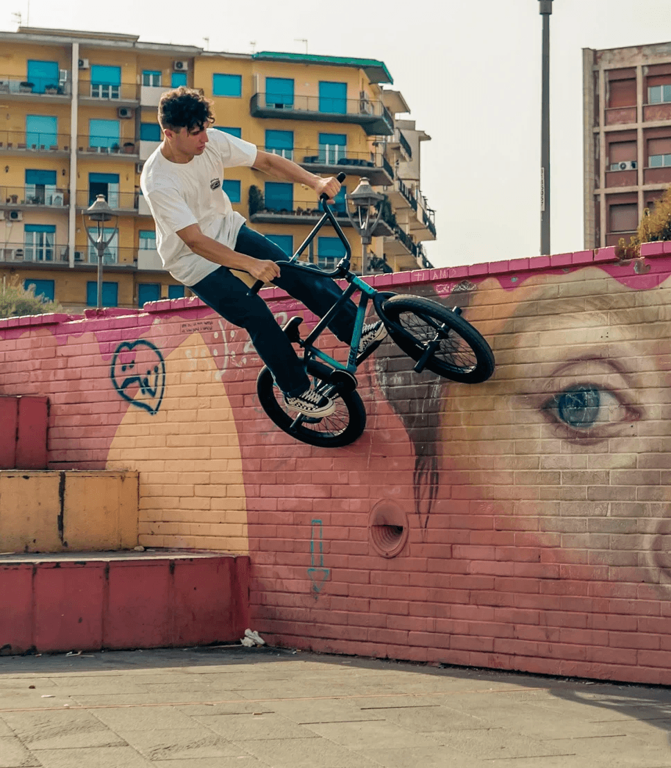 istruttore di bmx della urban heroes fa un trick