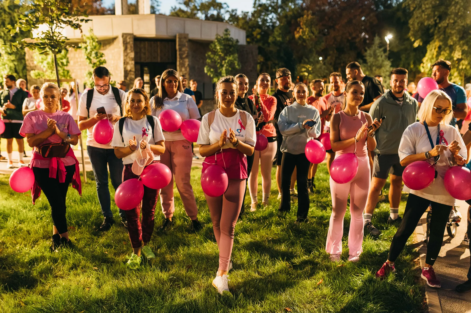 Alergători cu baloane roz adunați în parc la întâlnirea Pinktober ORC.
