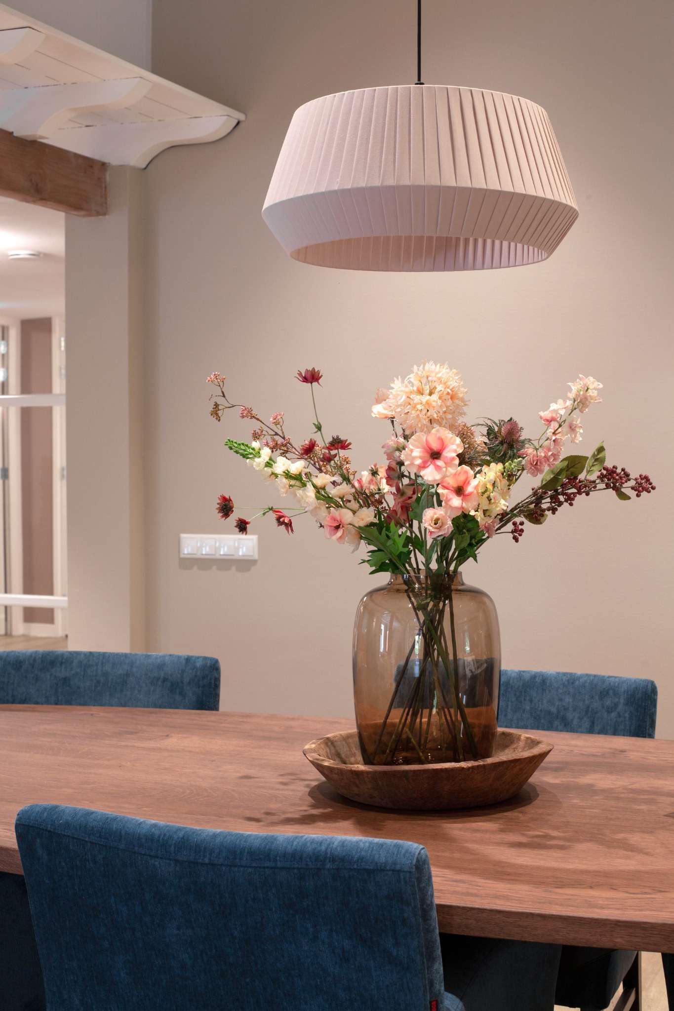 eethoek met veldboeket en blauwe eetstoelen