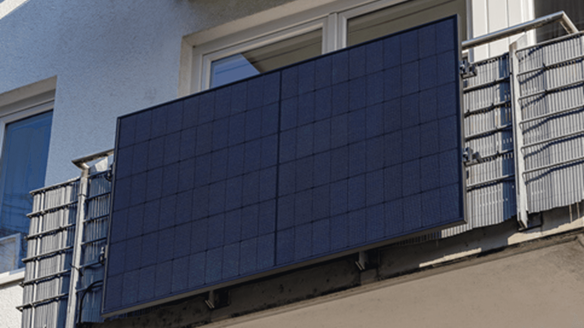 Solarmodul mit zwei Sonnen auf lila Hintergrund, Symbol für erneuerbare Energien und Balkonkraftwerk bifazial.