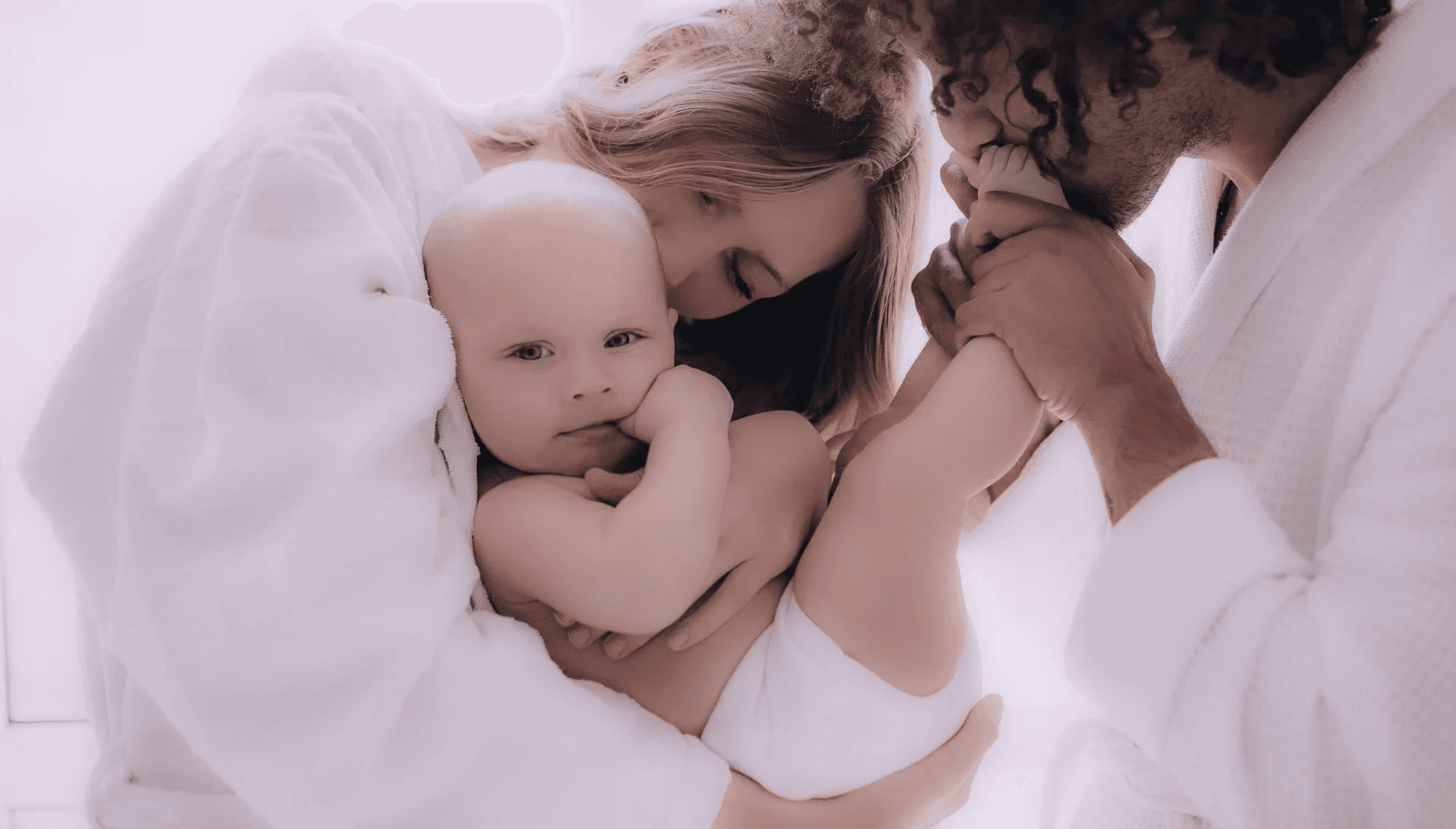 Couple heureux partageant un moment tendre avec leur bébé dans un cocon de bien-être à Villeneuve sur Lot