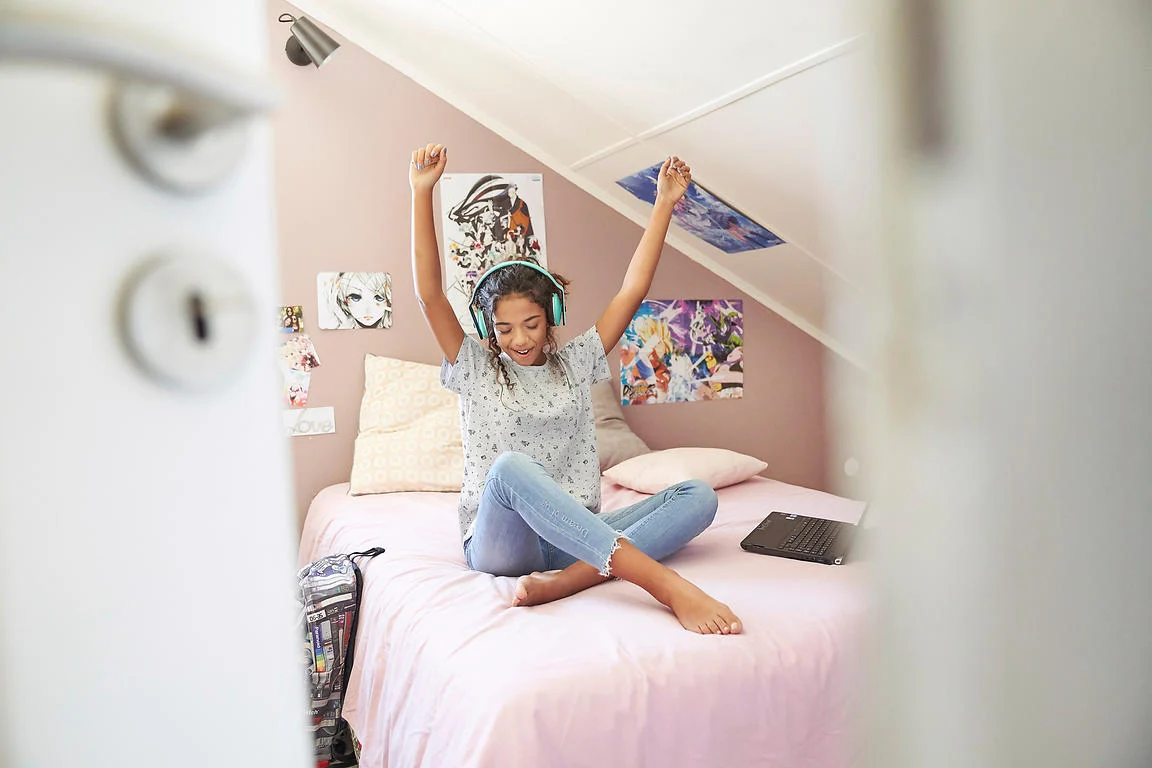 Production visuelle lifestyle : enfant dans une chambre moderne, campagne publicitaire Réunion