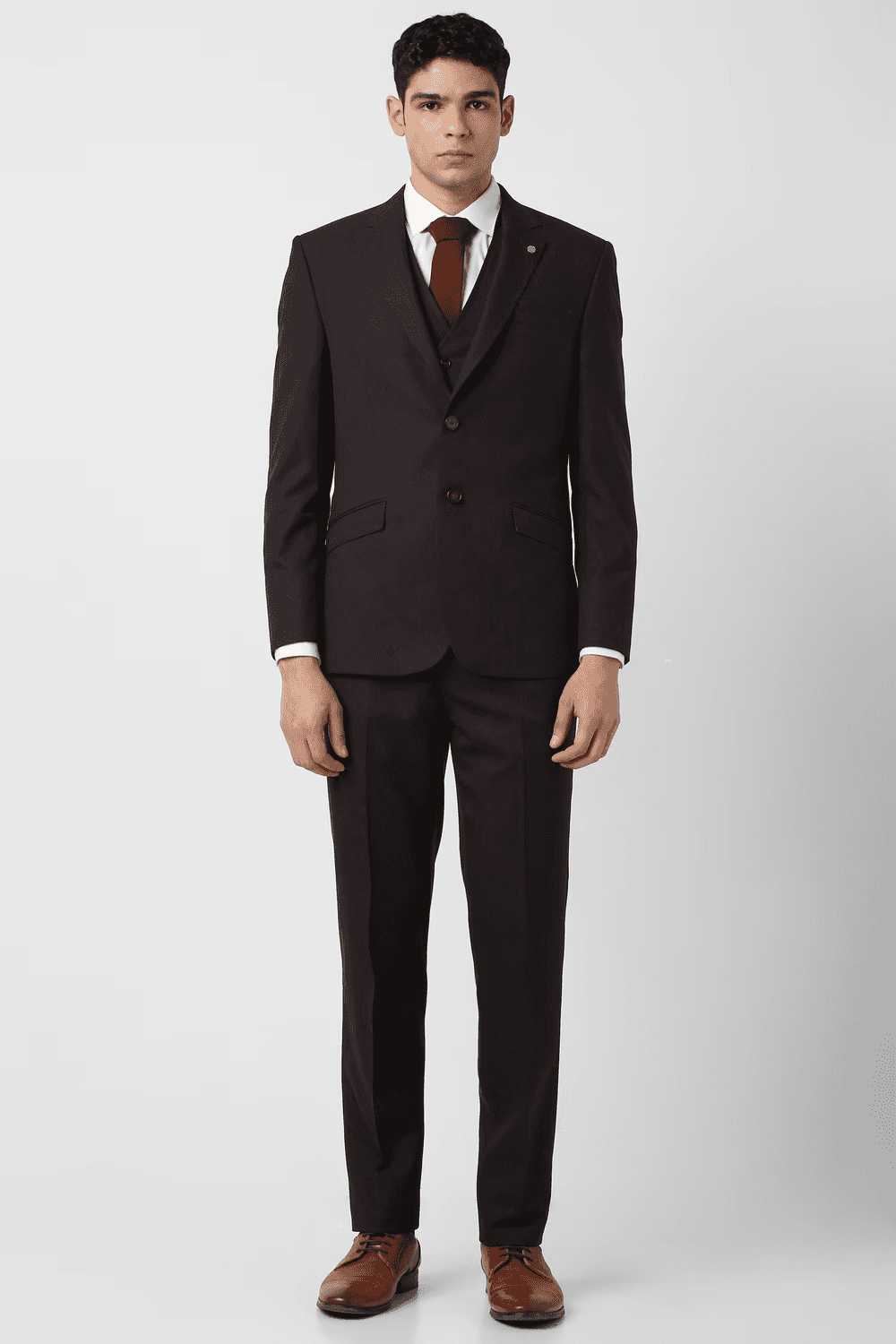 Férfi business öltönyben