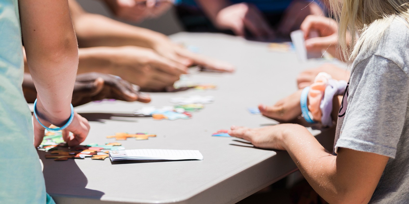 Çocuklar Masada Oyun Oynuyor