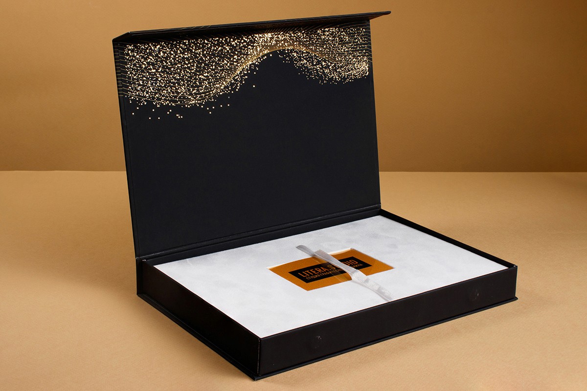 Rigid boxes, boxes, boxes with inserts, packaging for Aresbank printed on coated paper, binding board with raised foil stamping, digital printing.