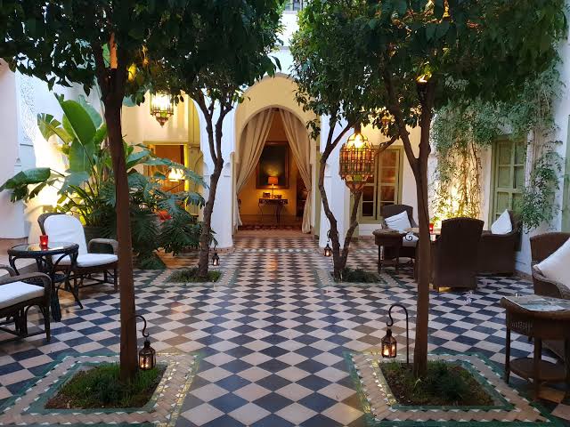 Cour intérieure d’un riad traditionnel à Marrakech