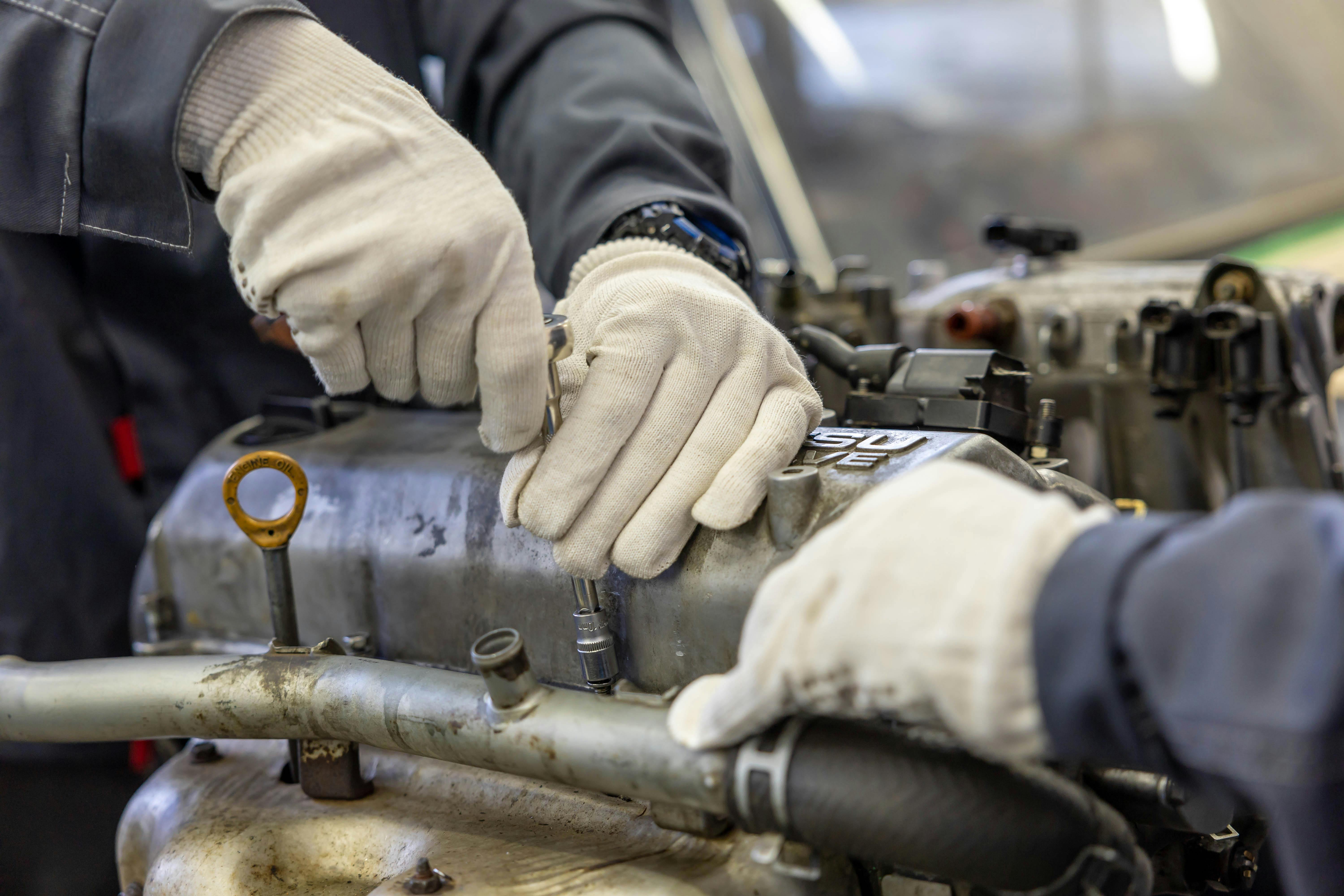 Technische ZZP’er voert onderhoud uit aan rotating equipment in een industriële omgeving tijdens een projectmatige opdracht