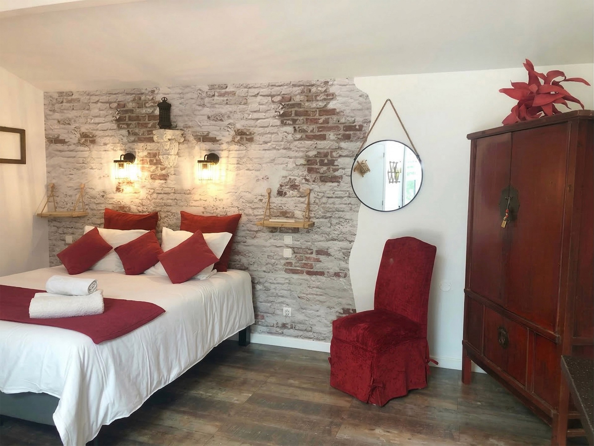 Chambre avec décoration soignée et lit double au Clos de la Hourserie, Pornic