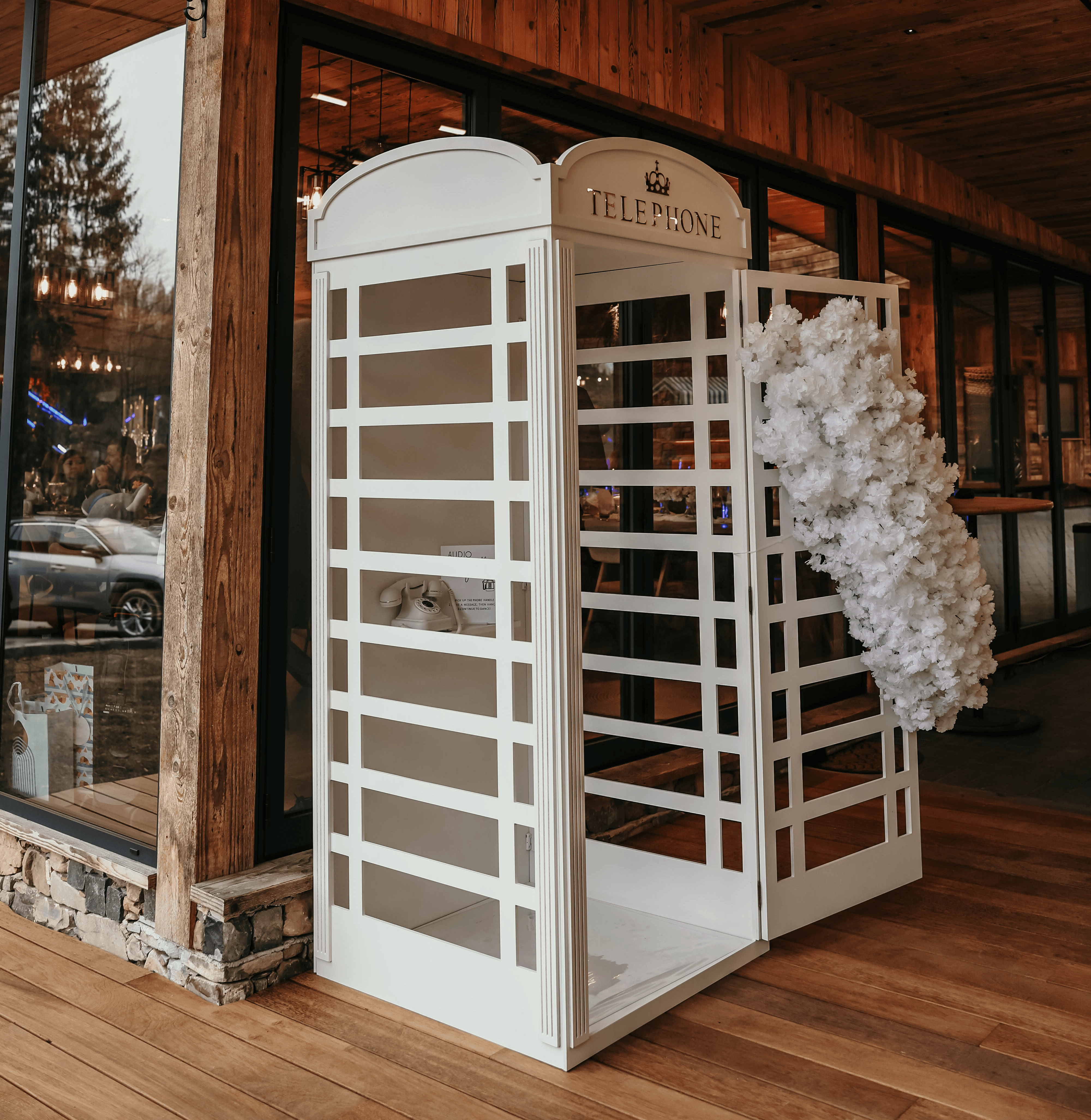 Cabină audio guestbook personalizată pentru evenimente speciale Suceava