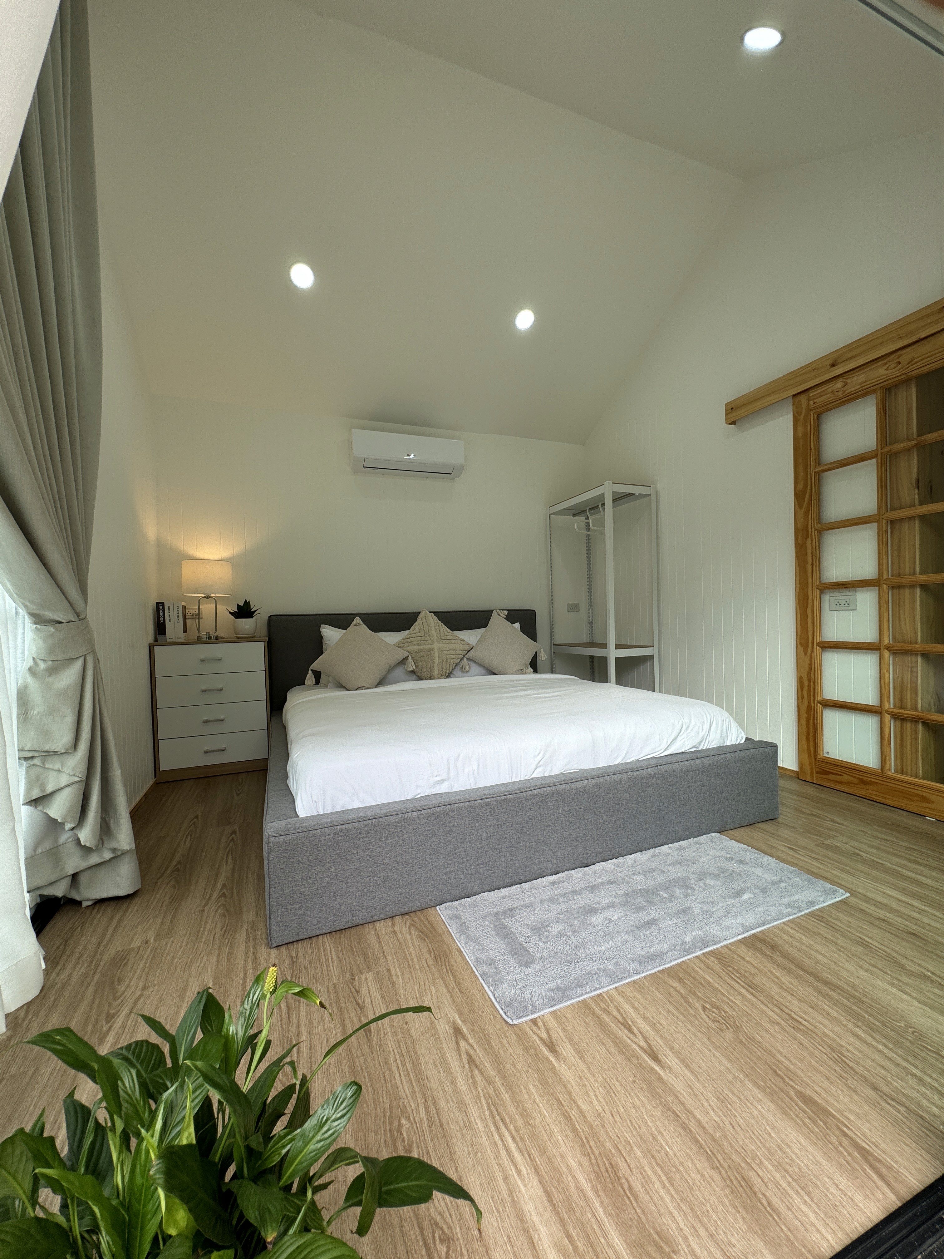 leaf plant near bed