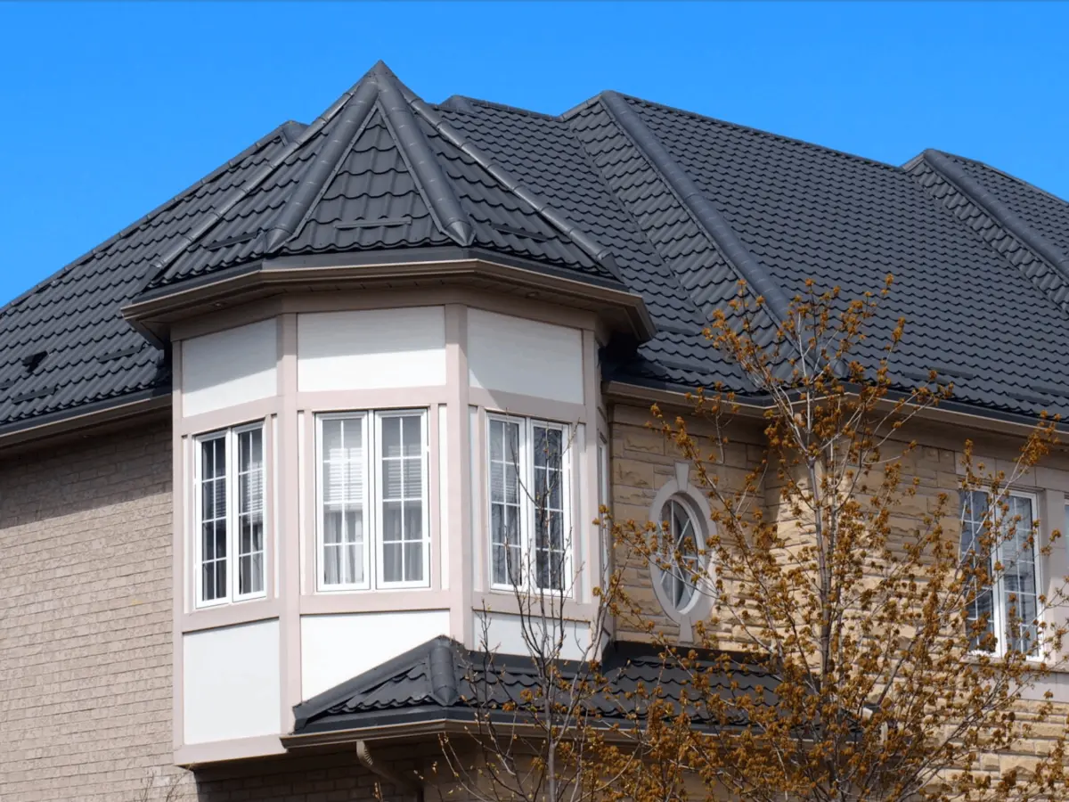 Maison résidentielle avec tuiles métalliques en acier et toiture gris charbon