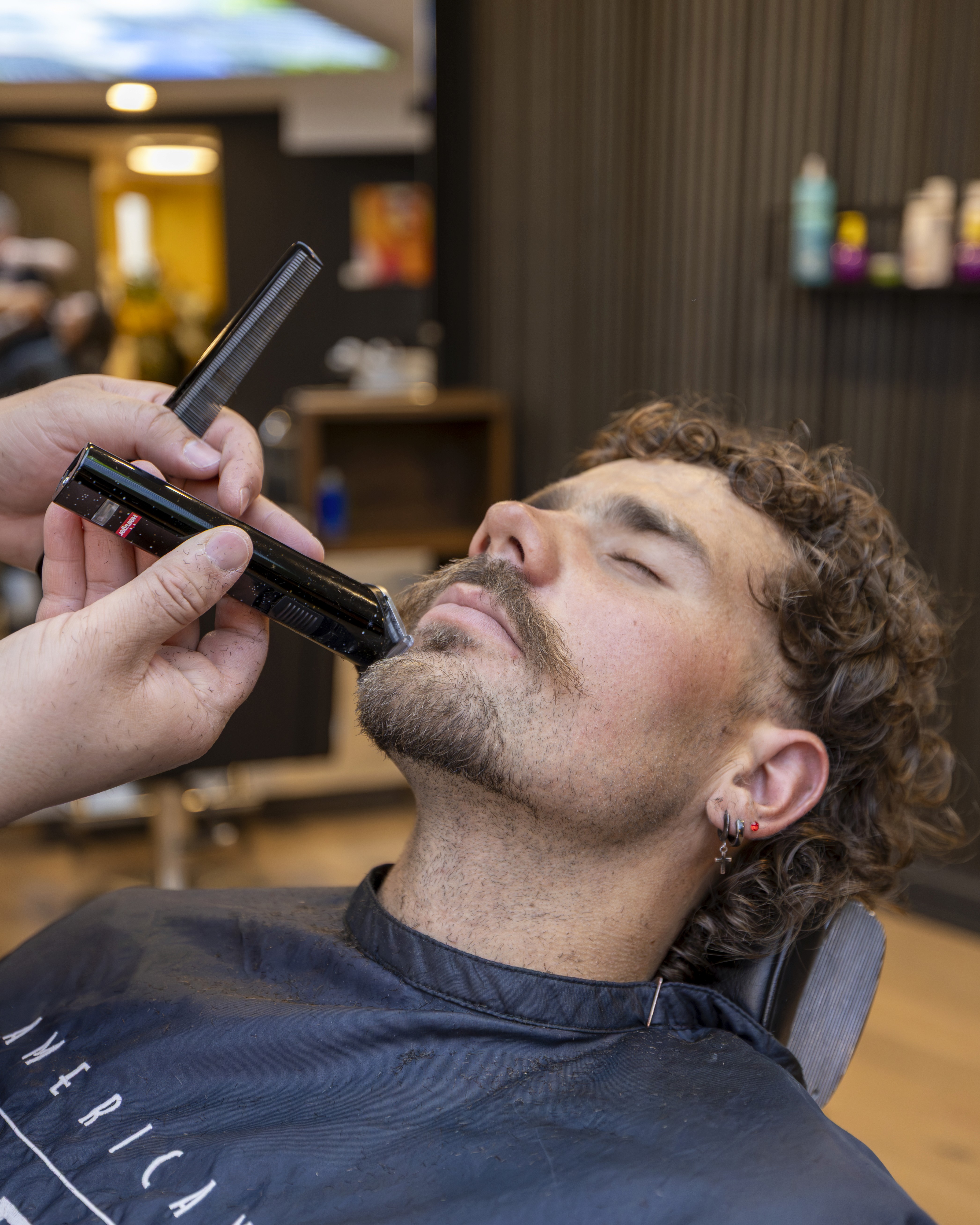 Kunde während des Stylings im Friseursalon Haarem, festgehalten im Projekt