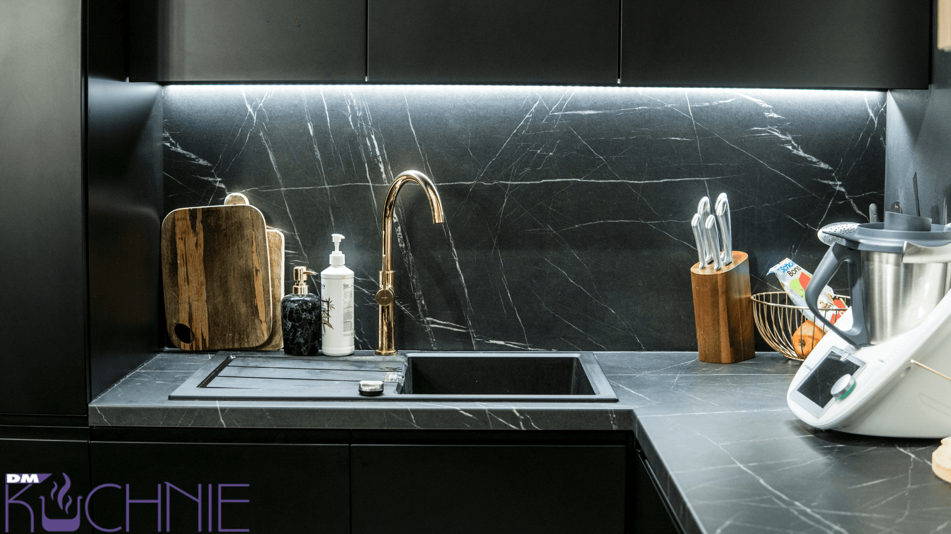 Czarne meble kuchenne na wymiar w Warszawie z podświetlaną strefą zlewu