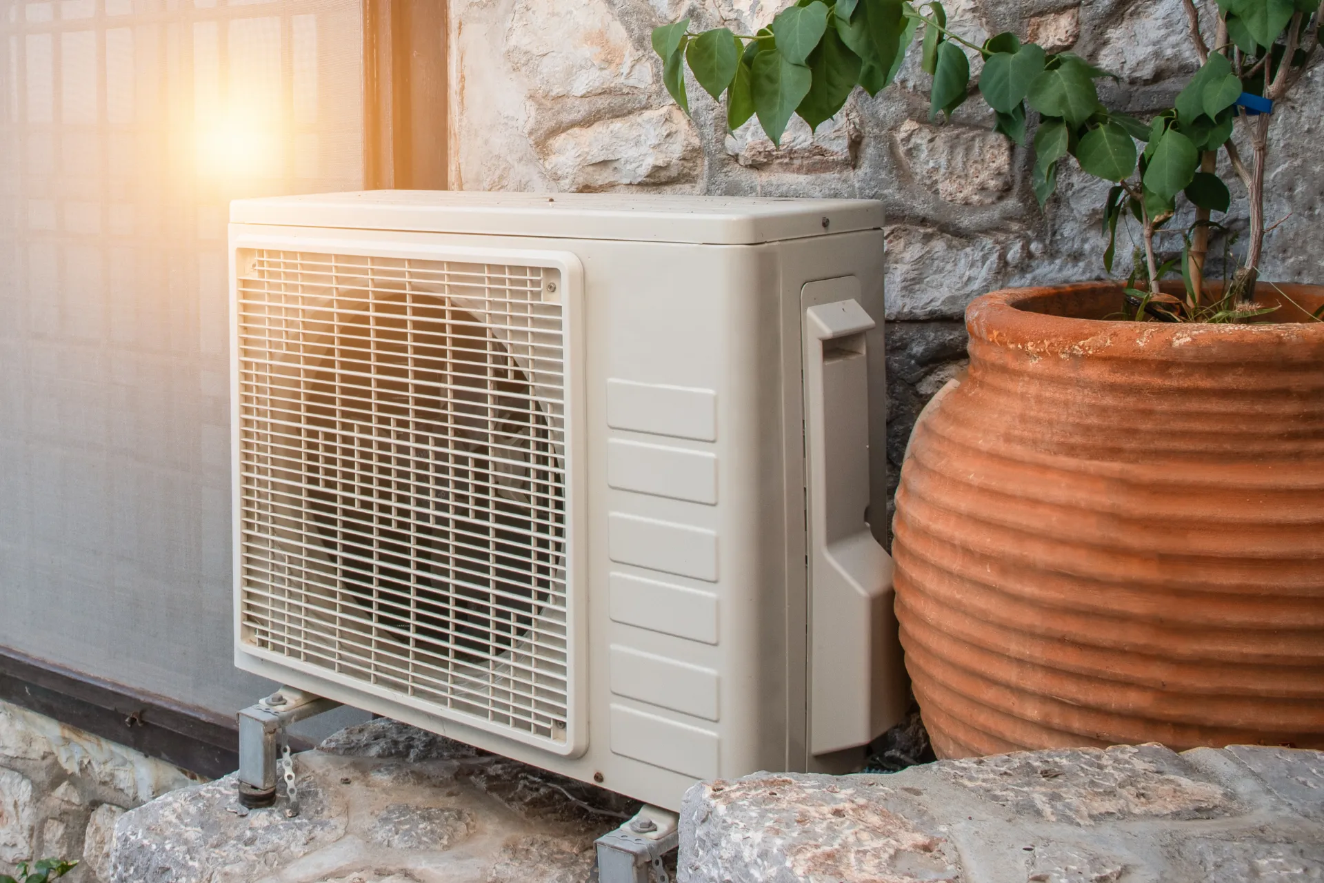 Eine Wärmepumpe draußen vor dem Haus aufgestellt.