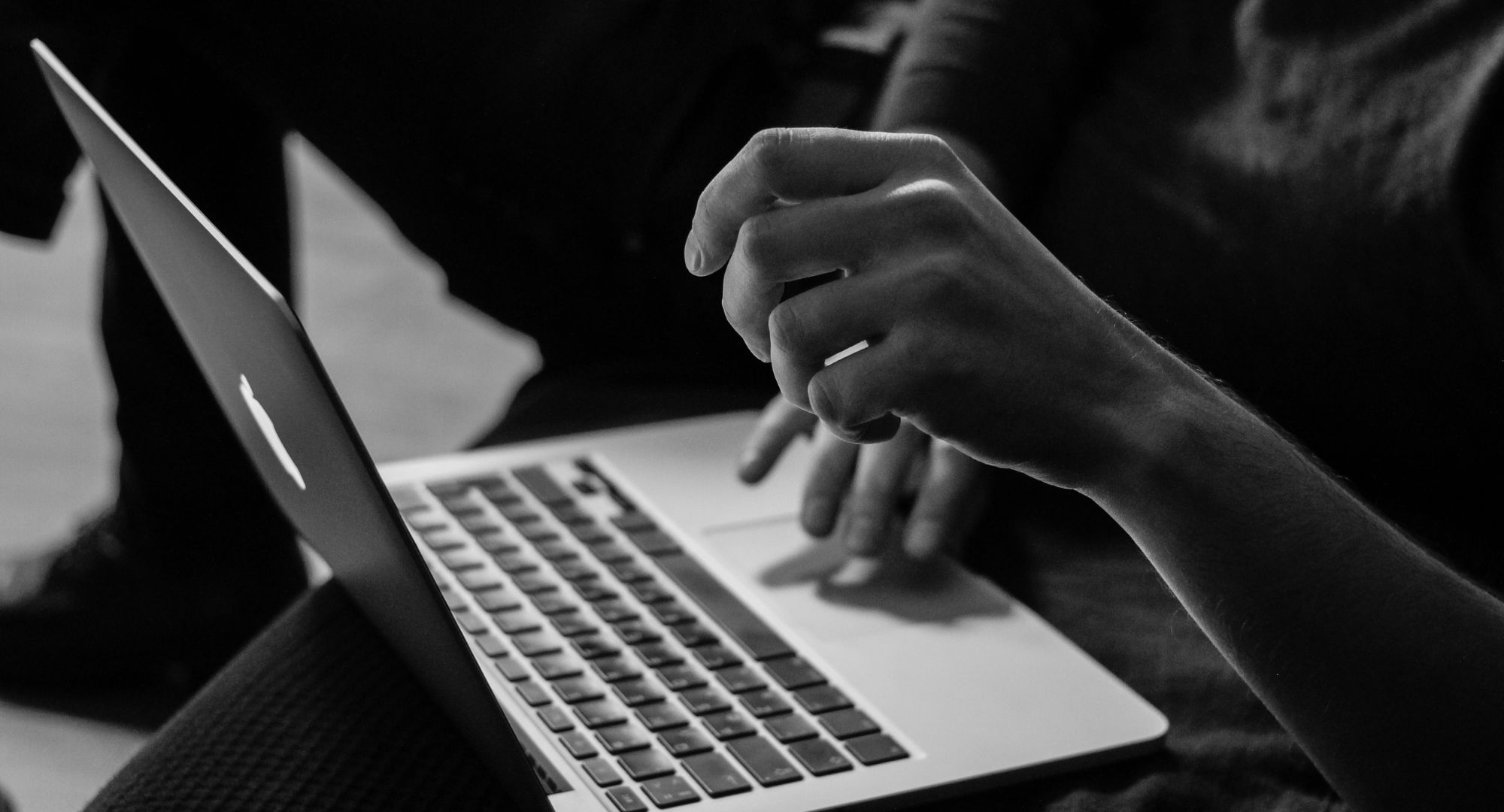 pessoa usando notebook (foto em preto e branco)