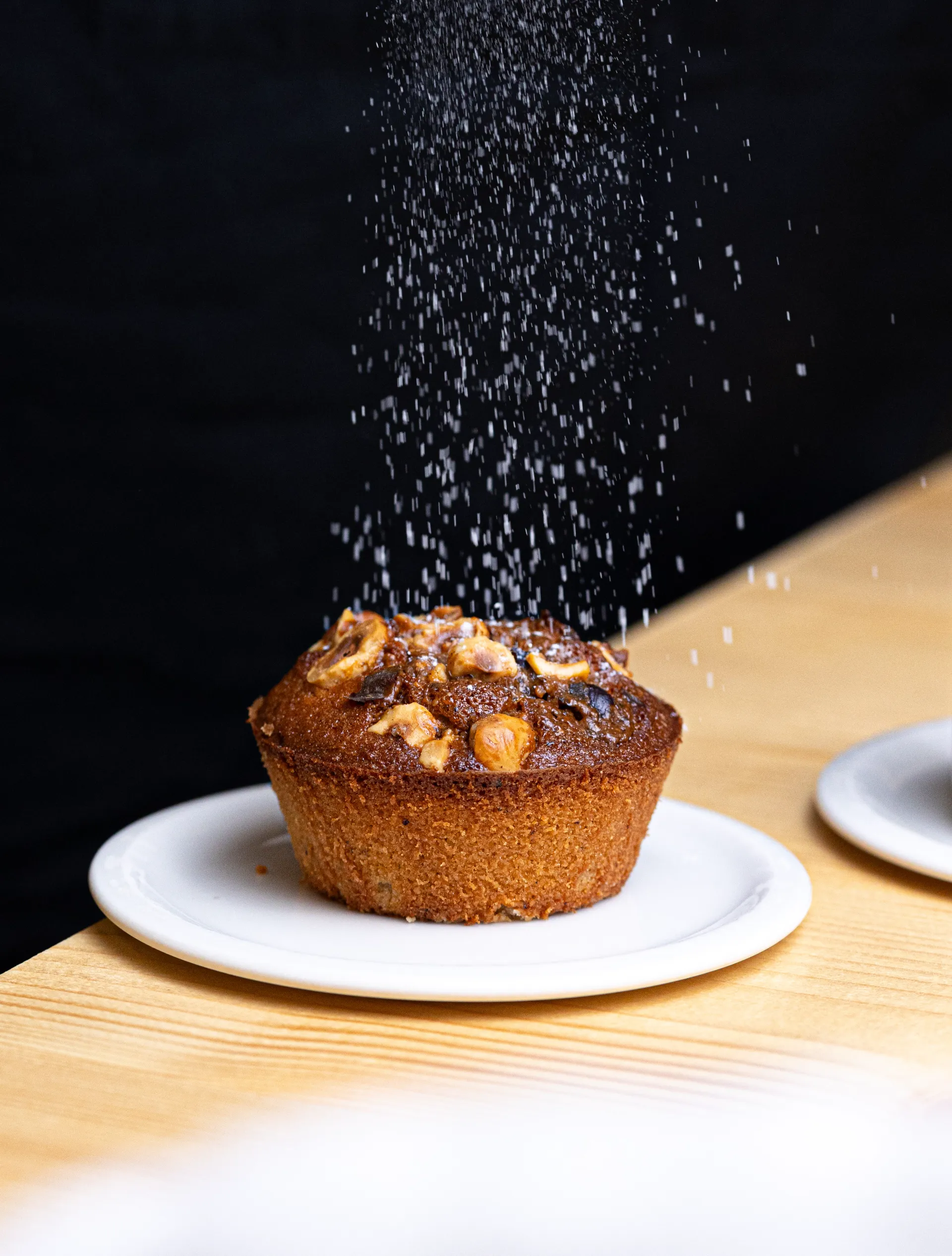 Muffin en train d'être saupoudré