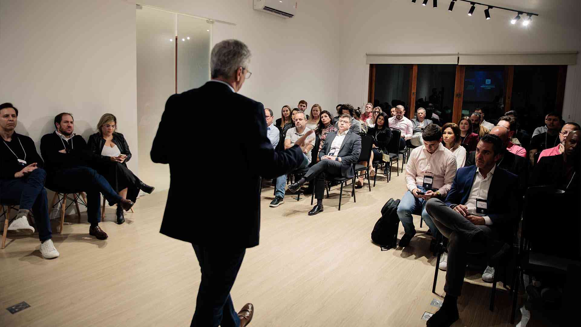 Líderes do mercado financeiro durante apresentação no CMS Risk & Finance Club