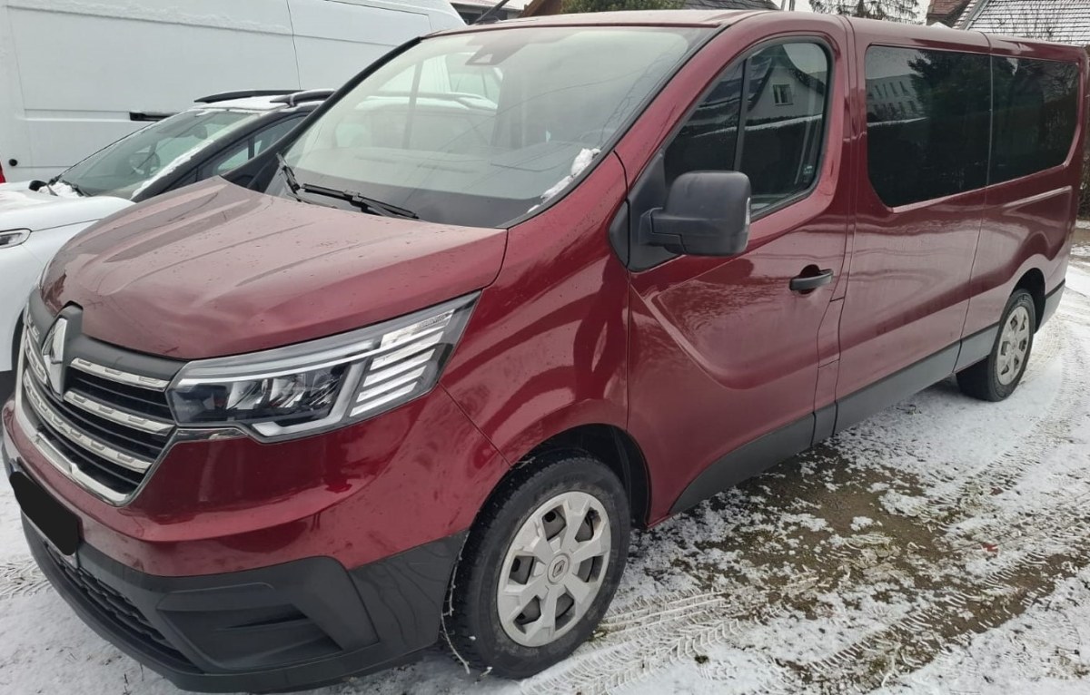 Transport busa na lawecie – co wpływa na cenę usługi lawety