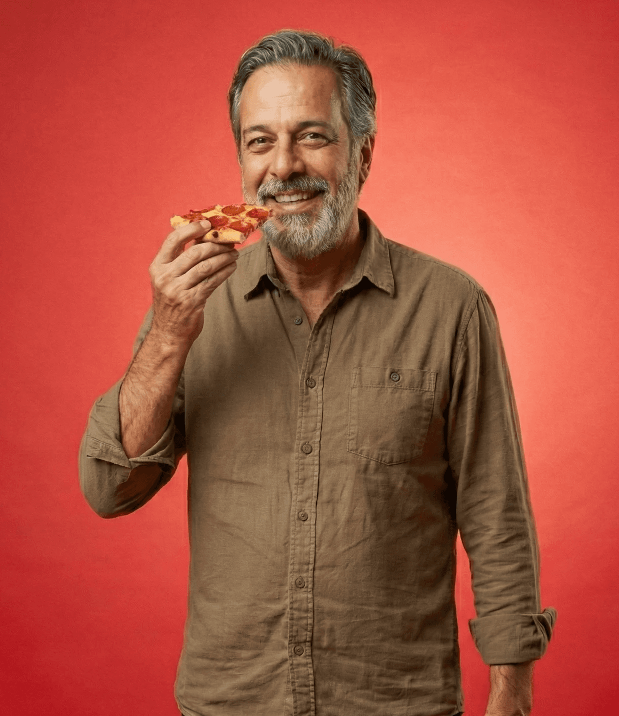 Homme senior de 60 ans savourant une pizza healthy conçue pour soutenir la santé intestinale durant le défi #boosttonmicrobiote.