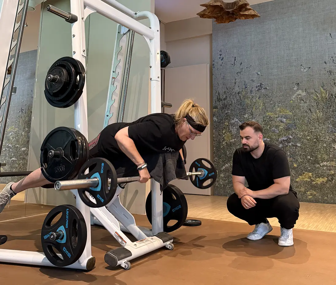 Omer Ramovic Personal Trainer beim Krafttraining in Darmstadt - Professionelles Longevity Coaching