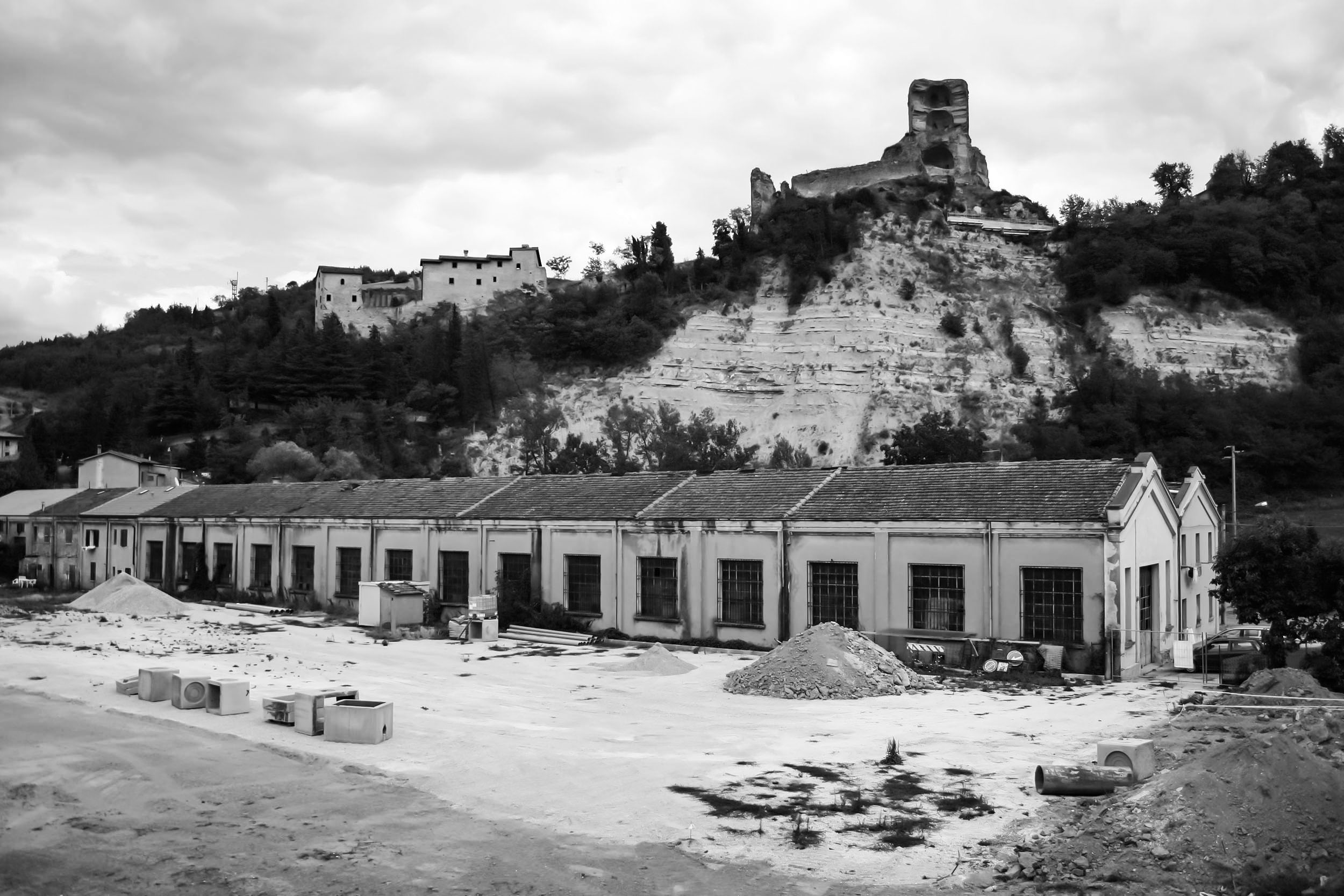 Small workshop with a metal table in the middle