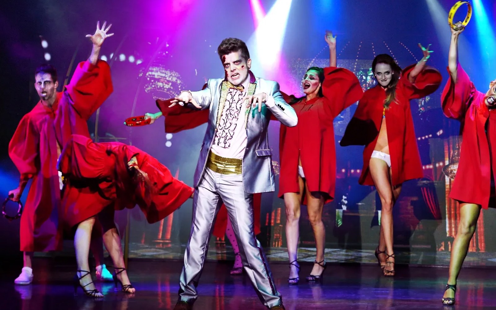 在《僵尸艳舞》演出中，演员们化着僵尸妆，穿着戏装在舞台上表演。