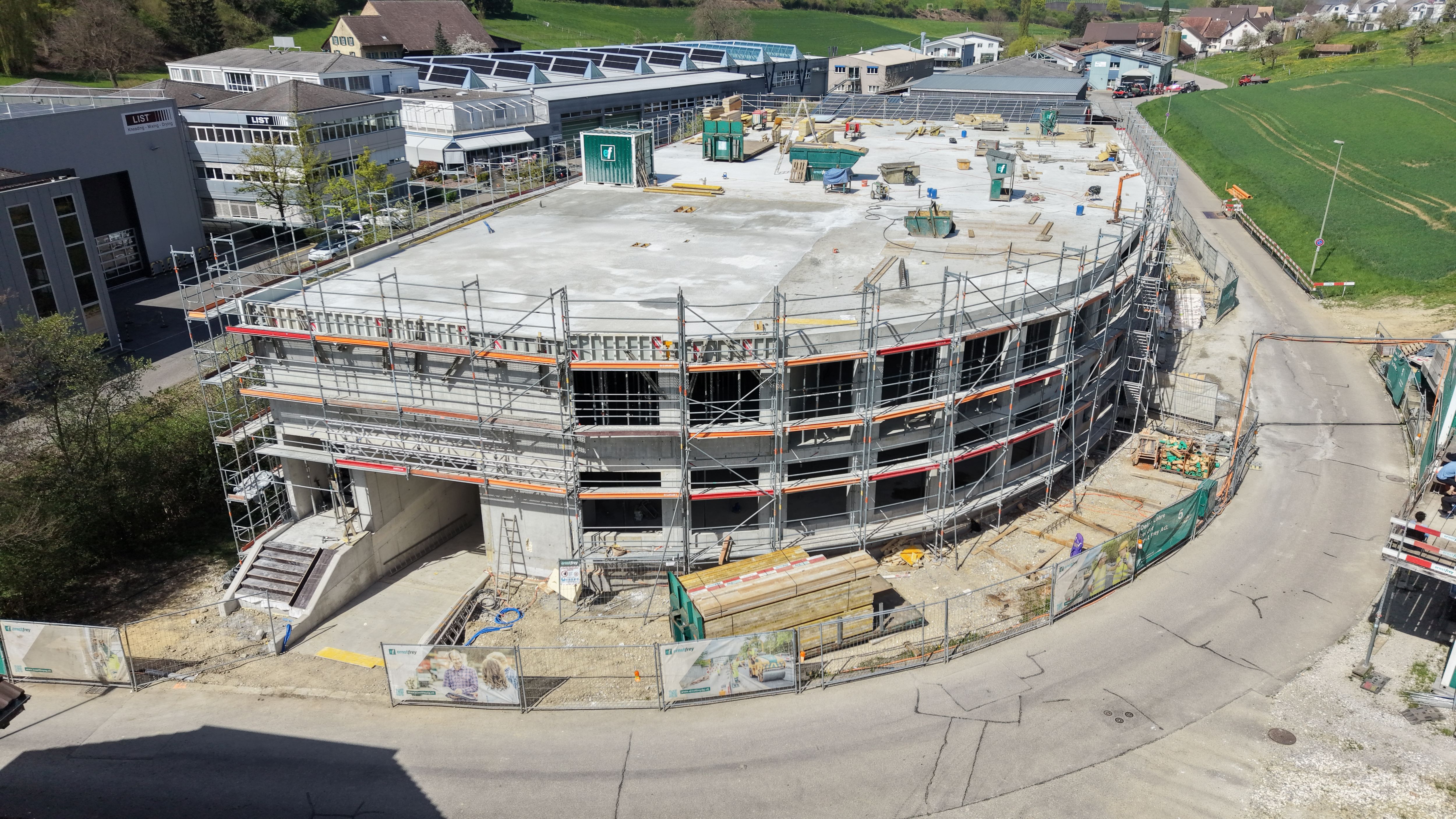 Moderne Gewerbeimmobilie mit klarer Architektur und grosszügiger Gebäudehülle