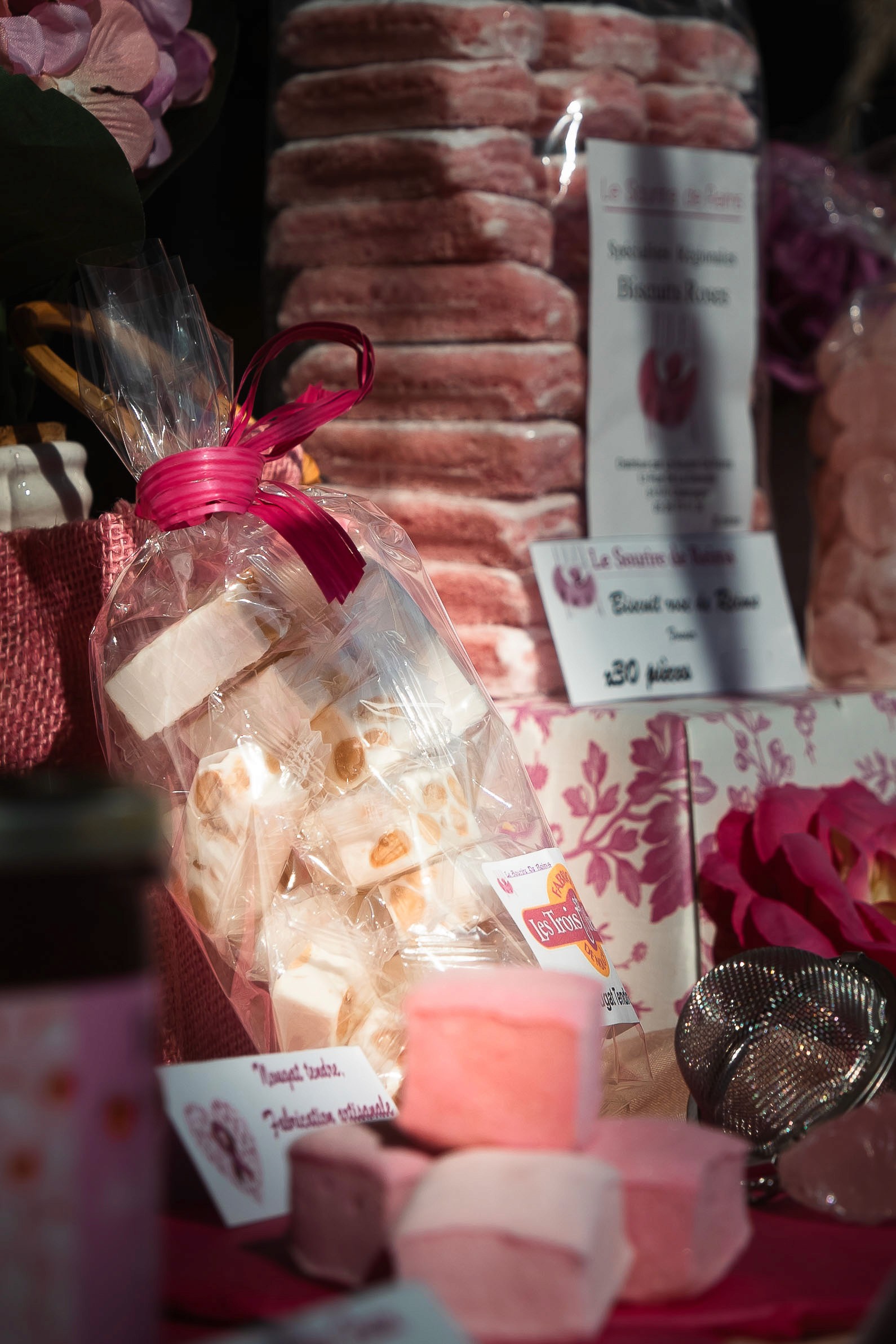Compostion de produits en vitrine, produits autour du rose.
