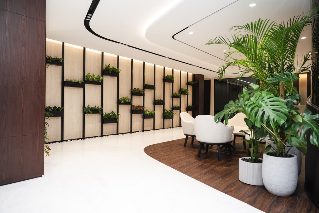 Quiet breakout space with bar stools, pendant lighting, and acoustic panels in serviced offices dubai.