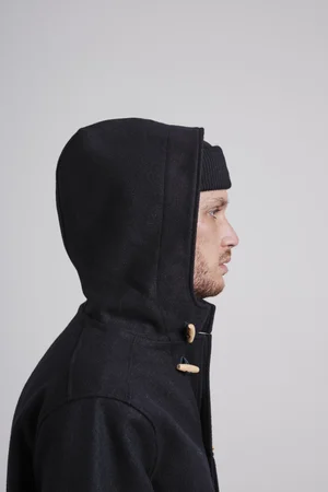 Dans le lookbook de la marque Danoise Another Aspect, le mannequin porte un costume gris et une chemise blanche