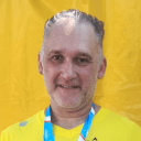 aluna da pro elite assessoria focada e correndo na rua