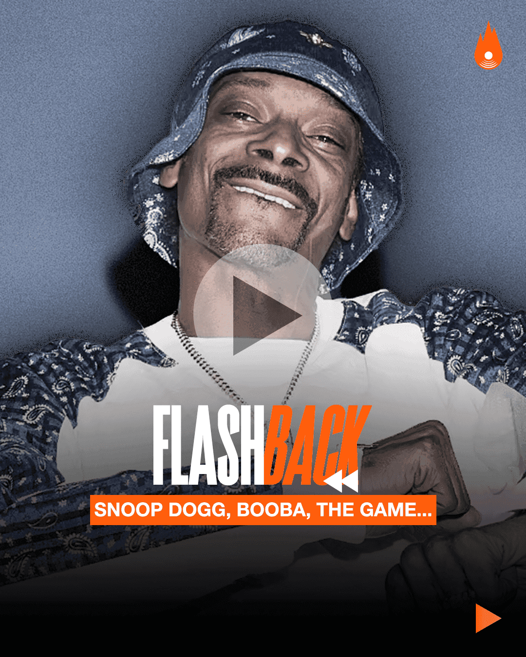 Exemple de post vidéo 'FLASHBACK' pour les réseaux sociaux du média TopLine, dédié aux sons classiques ou intemporels. La miniature présente un portrait souriant en noir et blanc légèrement teinté du rappeur américain Snoop Dogg, portant un bob et des chaînes. Le titre 'FLASHBACK' est affiché en typographie percutante, en blanc et orange vif. Le post mentionne des légendes du rap (Snoop Dogg, Booba, The Game) et comporte un bouton 'Play' central. Ce contenu génère de l'engagement en ciblant les classiques du rap américain et français, illustrant l'expertise de Nux-Studio en création de contenu vidéo, direction artistique et graphisme digital pour la culture hip-hop.