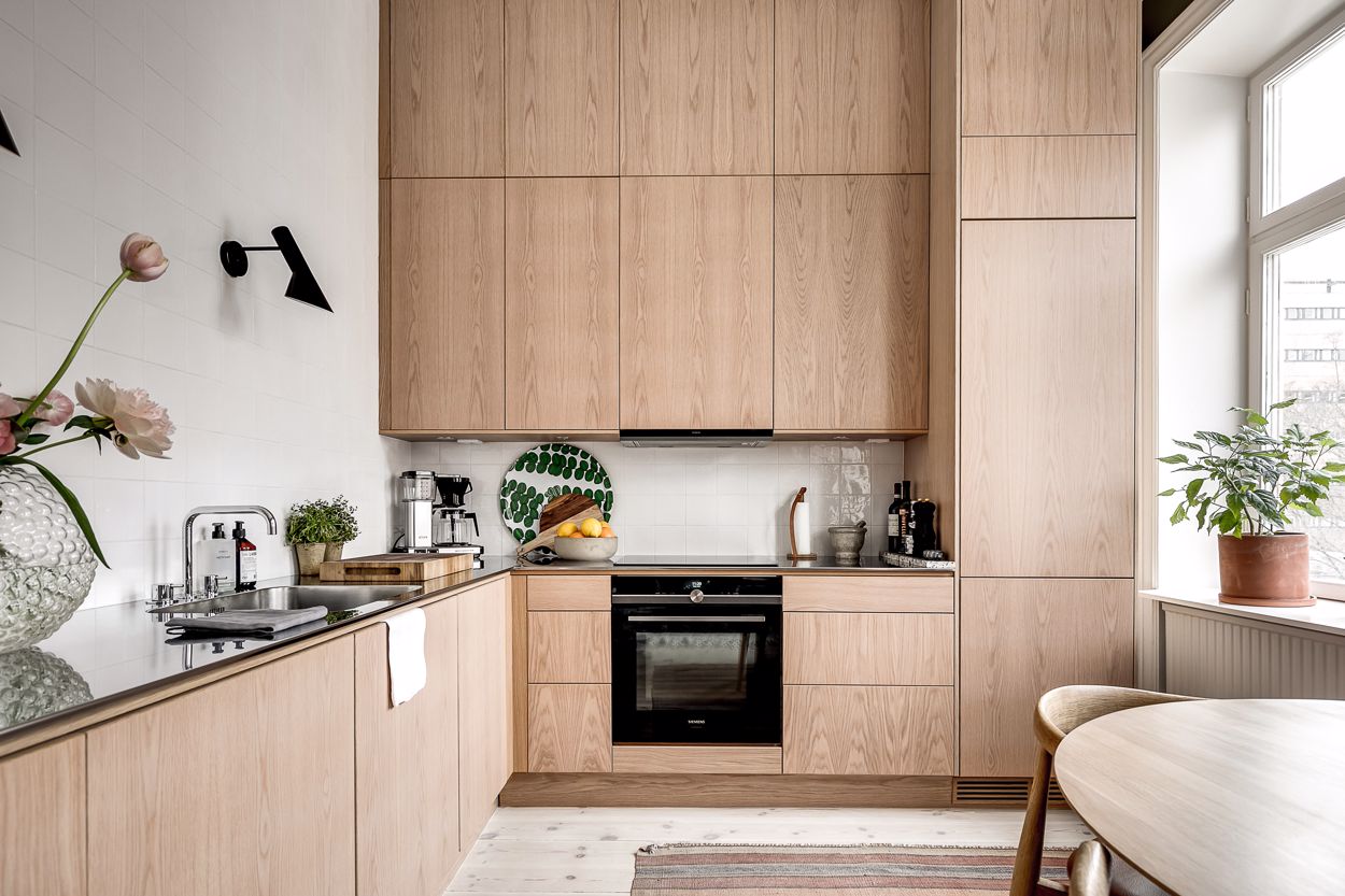 Cuisine en bois clair au design épuré, projet de rénovation intérieure réalisé par CDdeco