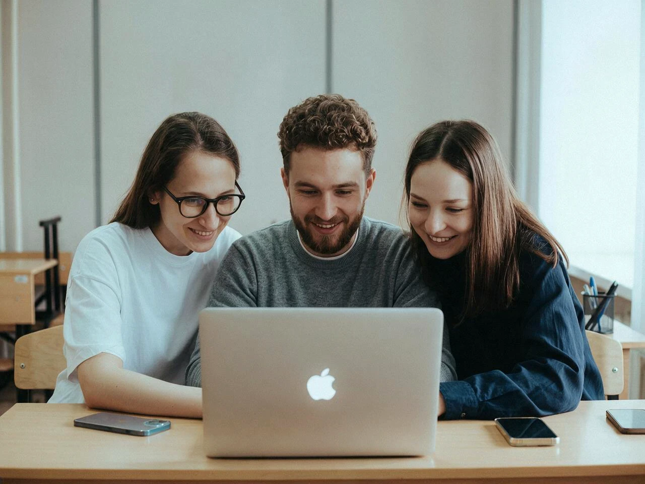 Groupe d'apprenants suivant nos formations professionnelles intensives en format bootcamp sur le campus numérique de The Bridge