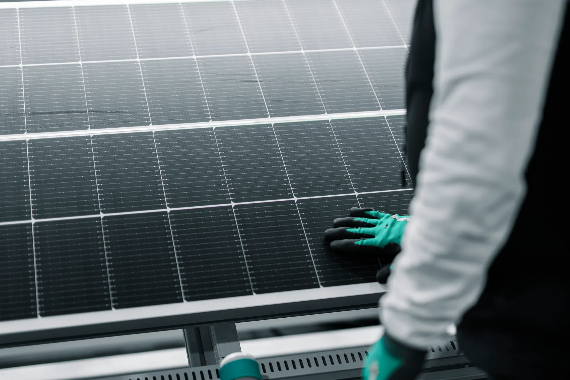 Geste métier sur panneai solaire lors d'un reportage en entreprise