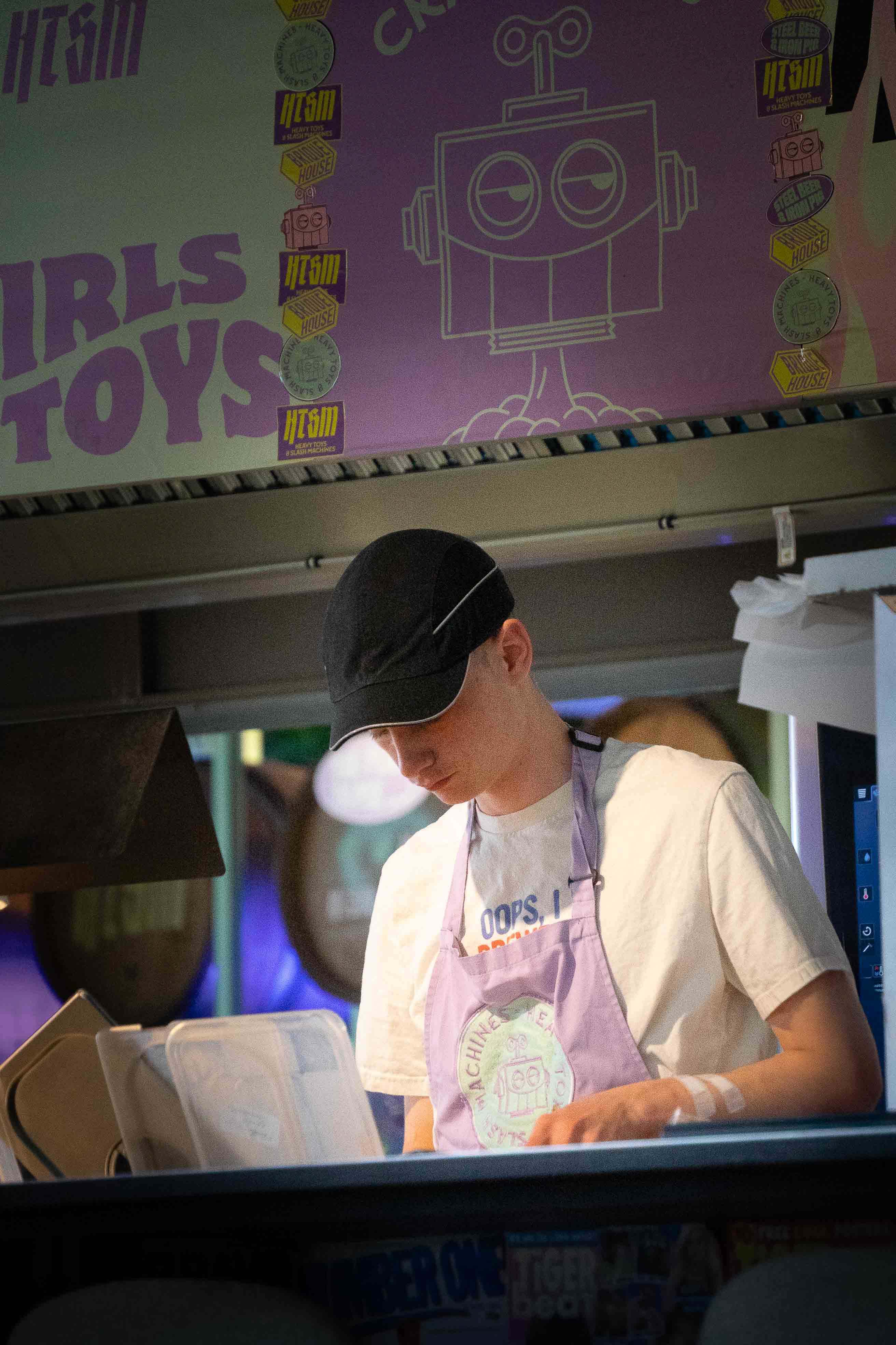 Cuisinier en pleine action derrière un comptoir chez Brique House