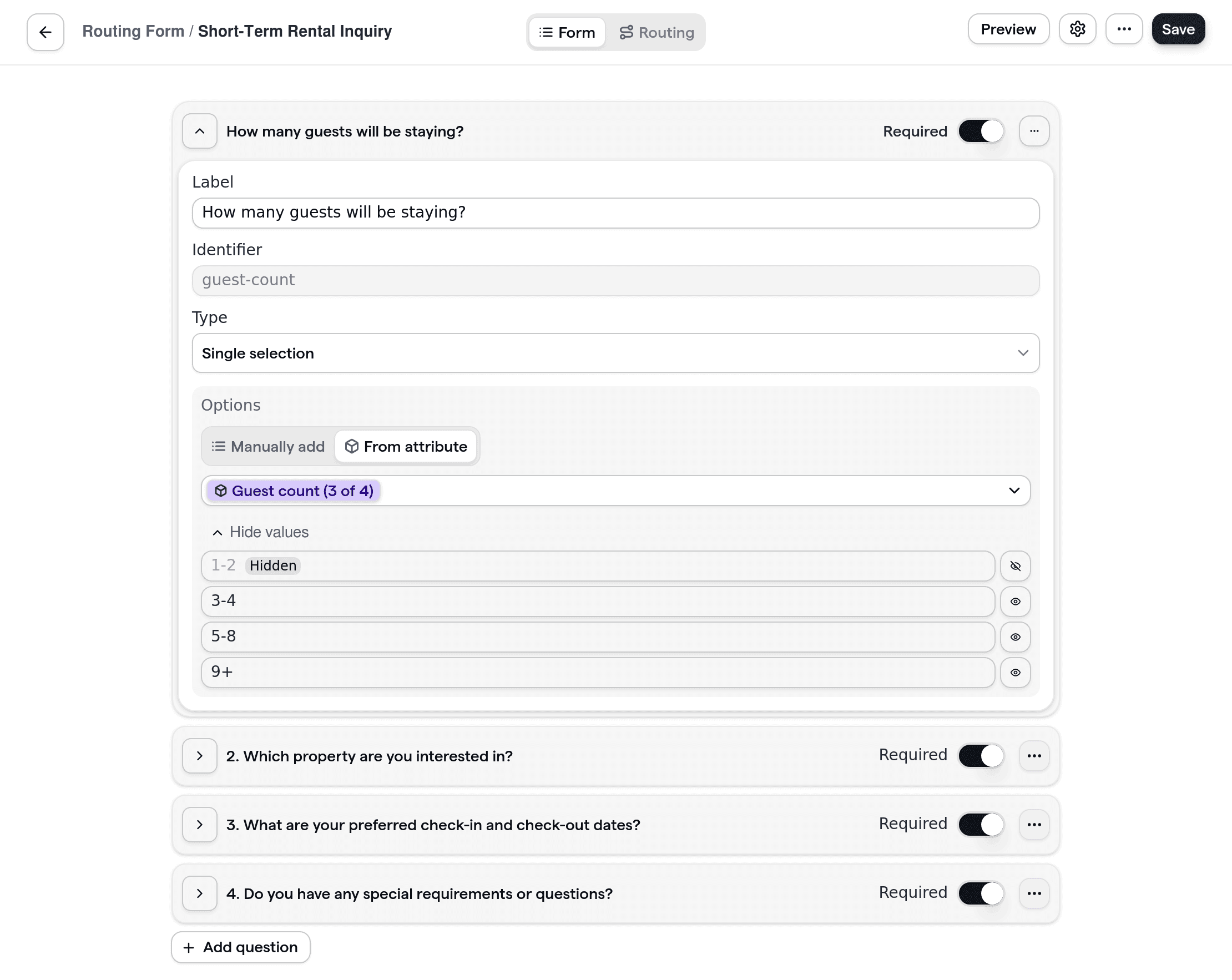 Cal.com routeringsformulier op maat gemaakt voor vragen van korte termijn huurders, met velden voor eigendomsselectie, datums, aantal gasten en speciale vereisten.