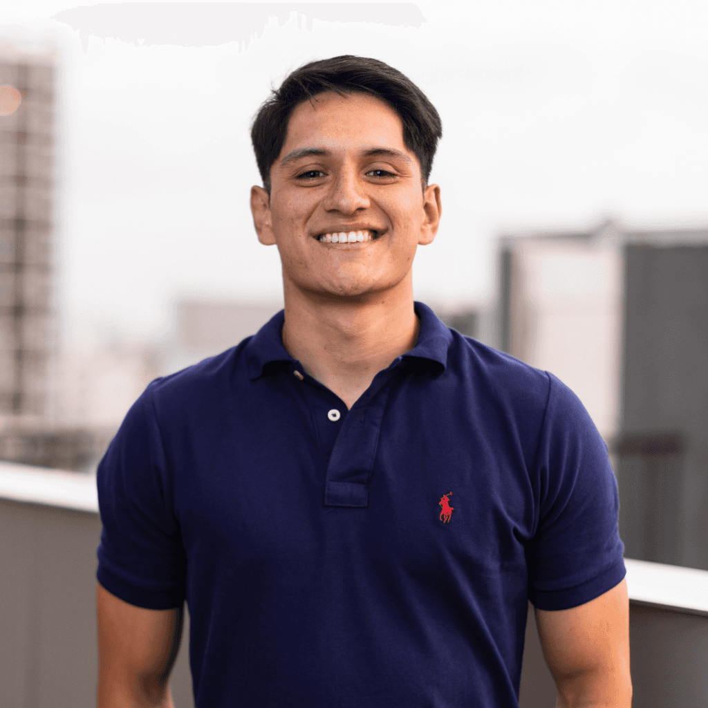 junger mann der in die kamera lächelt