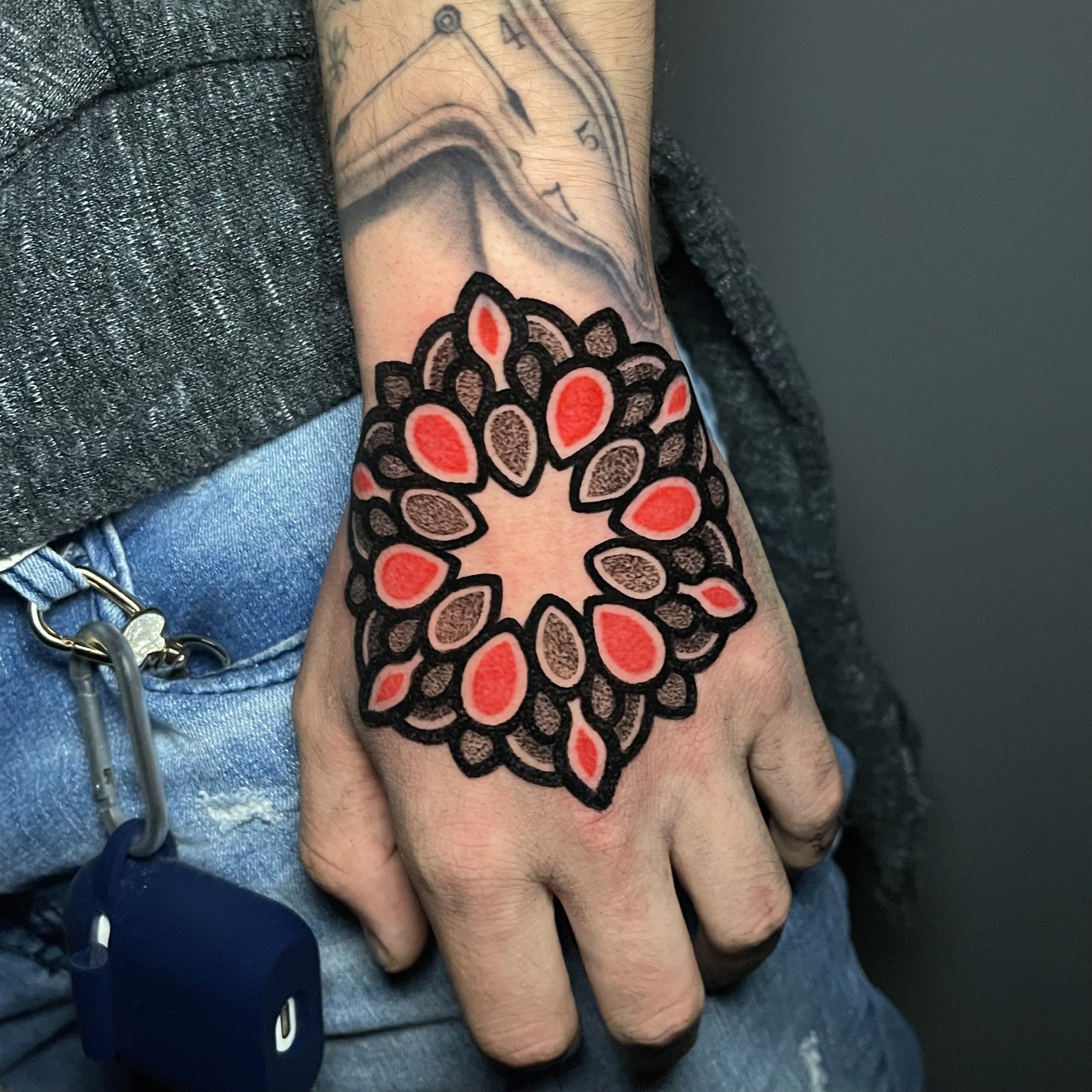 tatuaggio sull'avambraccio in stile chicano