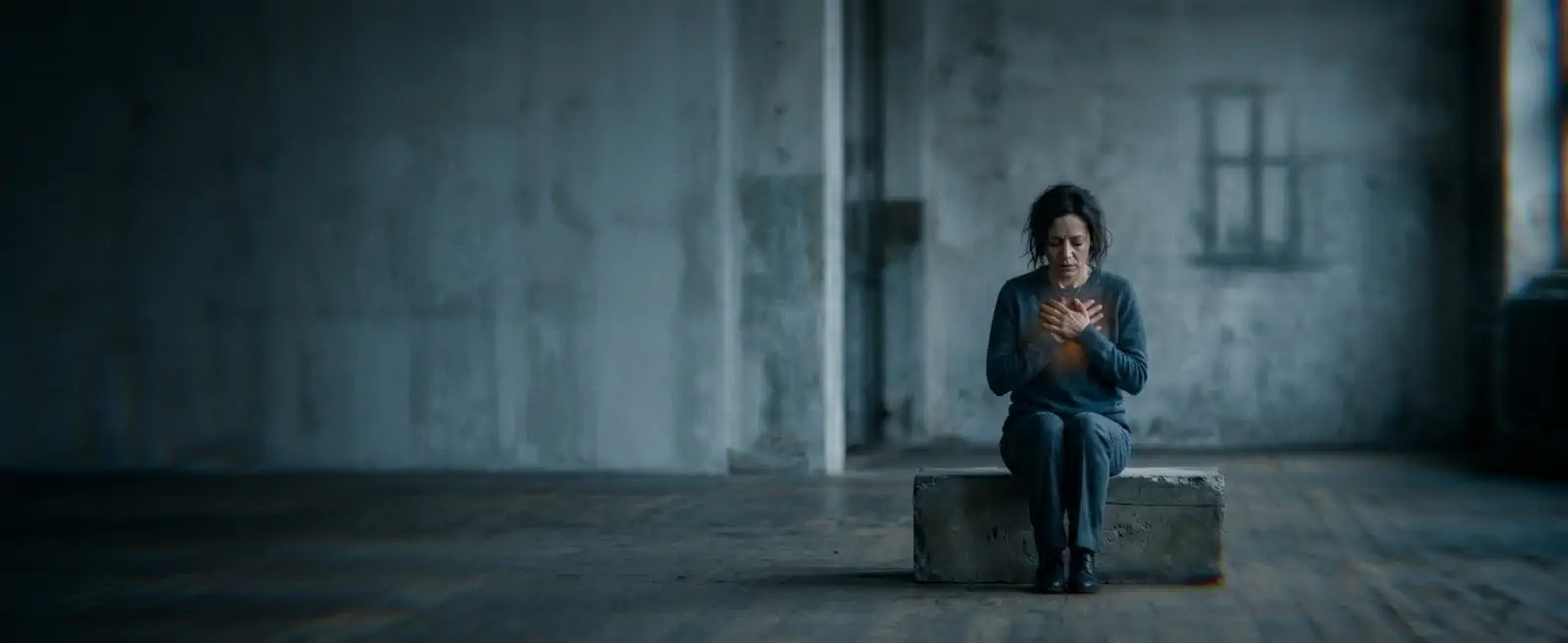 Femme libérant des blocages émotionnels illustrés par de la fumée sombre, séance d'hypnose dynamique à Genève pour retrouver la légèreté.