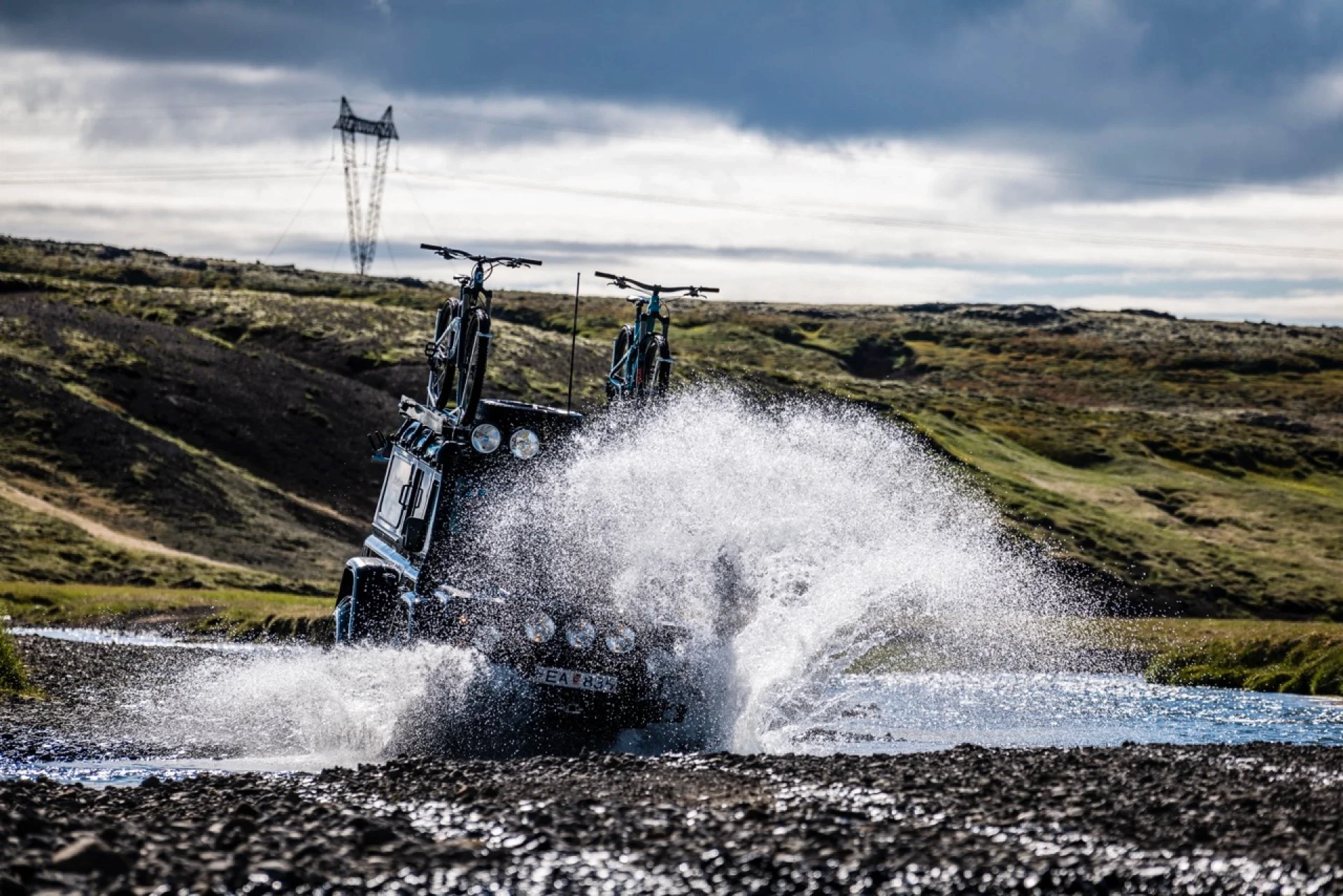 Landrover defender makes a splash with bikes on top