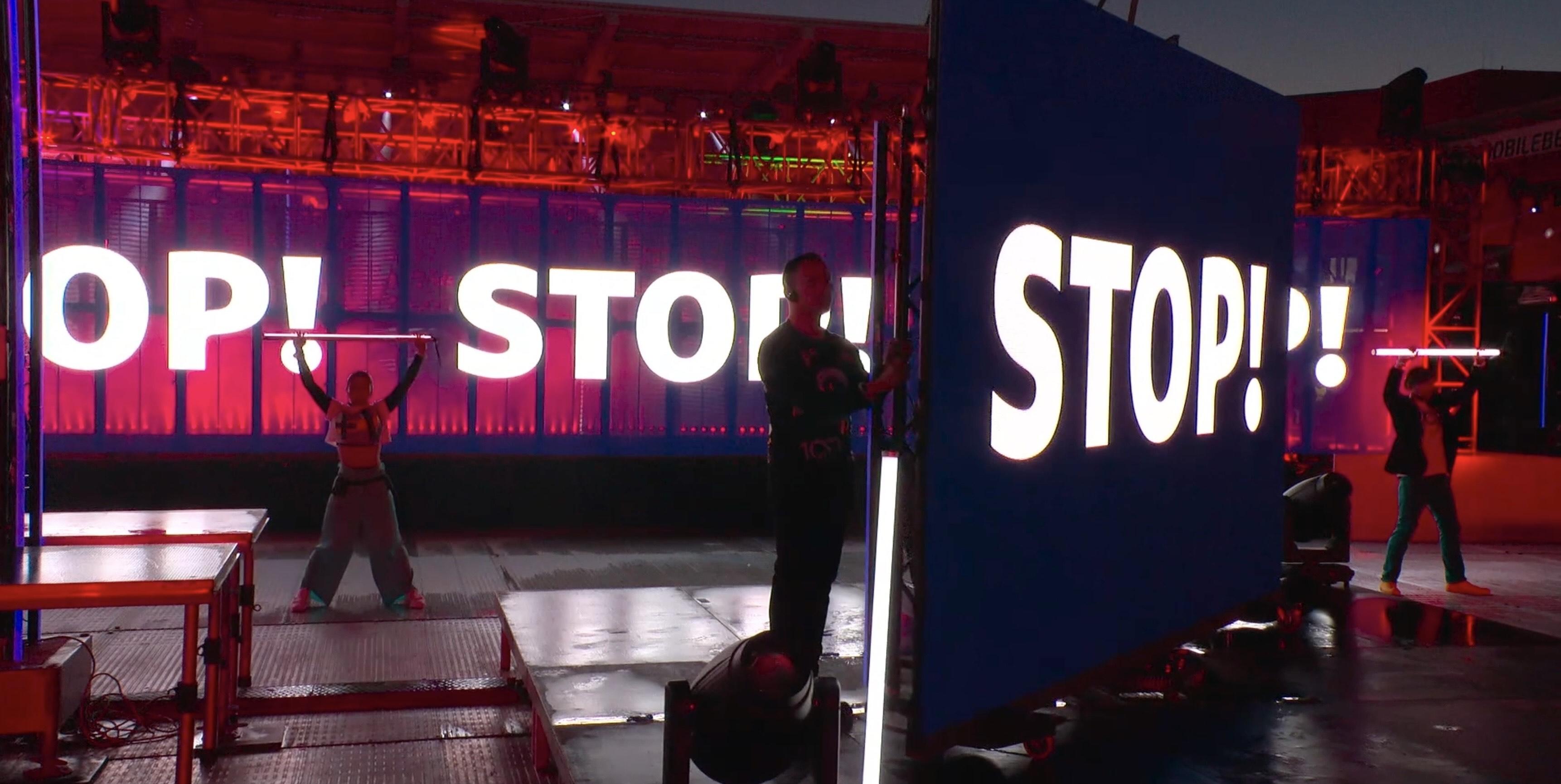 Live show content displayed across multiple LED screens during the R+V anniversary event.