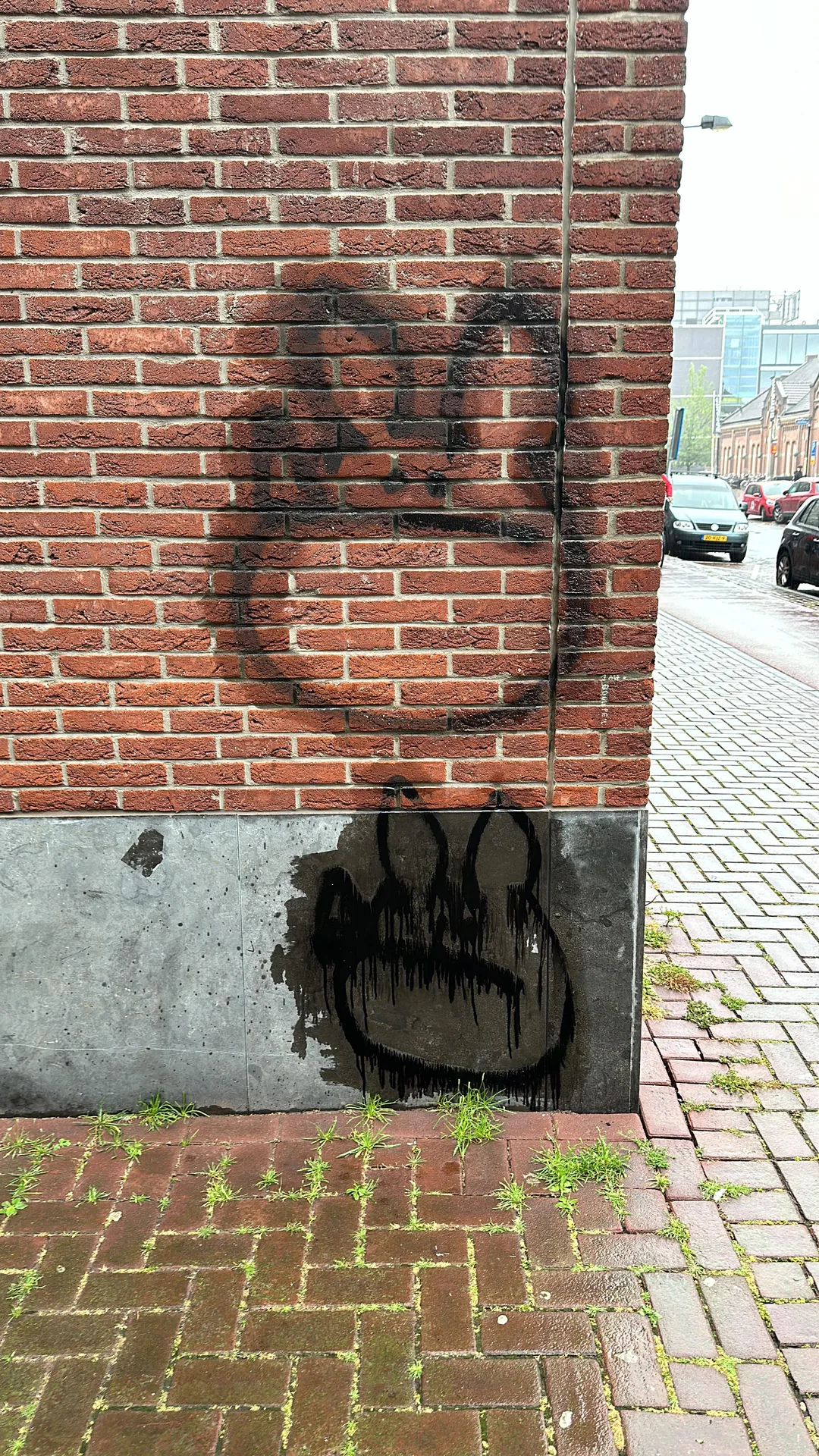 Bakstenen gevel beklad met graffiti, opname voor aanvang van de reiniging