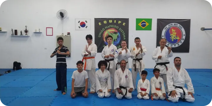 Foto de Sensei Cícero durante atividade de karatê