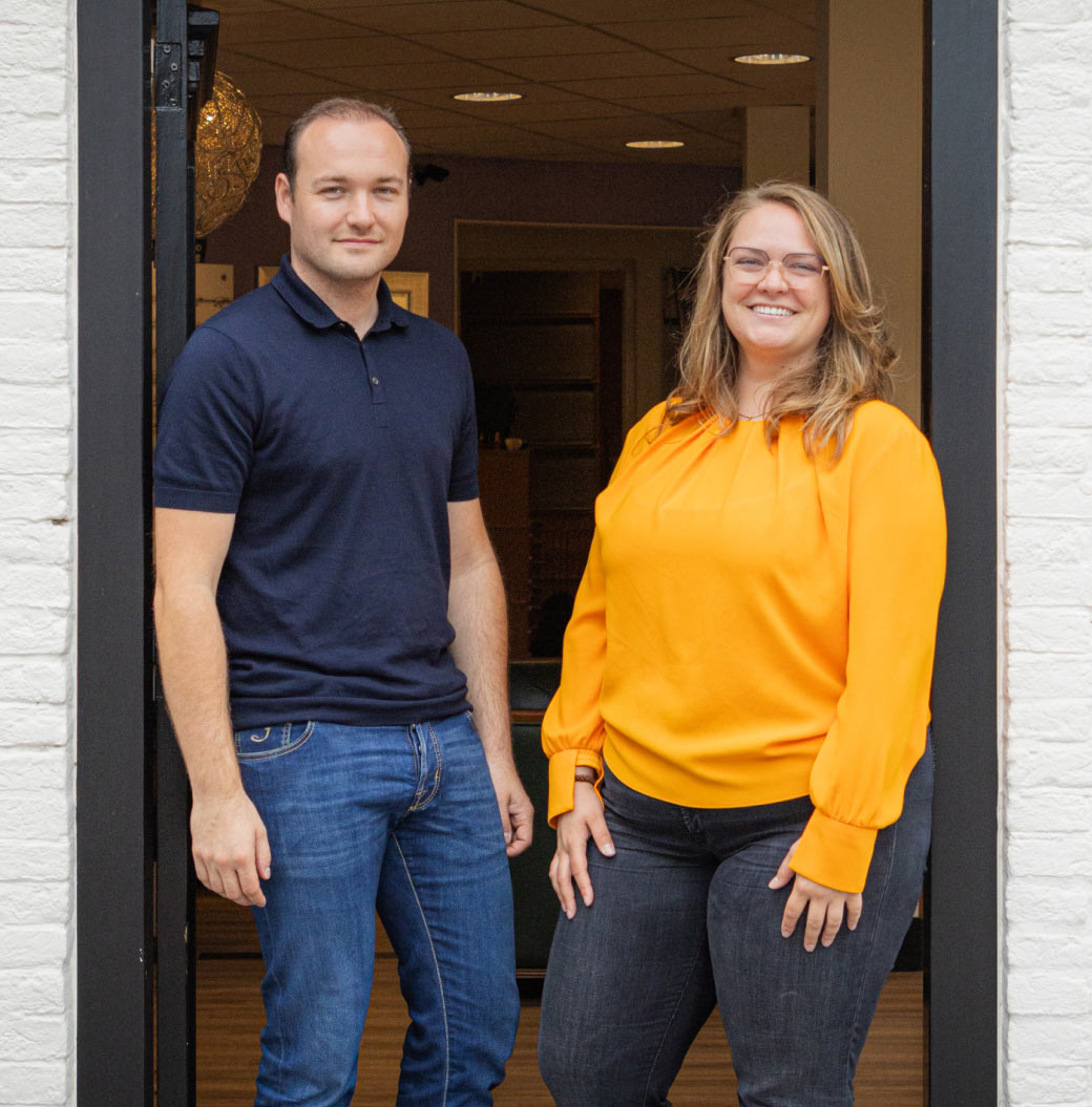 Perrine en Stas staan in de duuropening van de optiek in Drunen Noord Brabant.