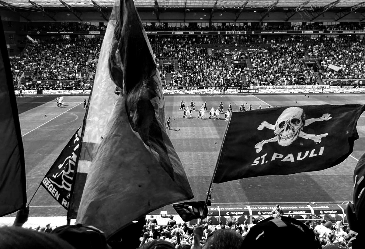 Blick auf das Spielfeld im Millerntor-Stadion beim FC St. Pauli.