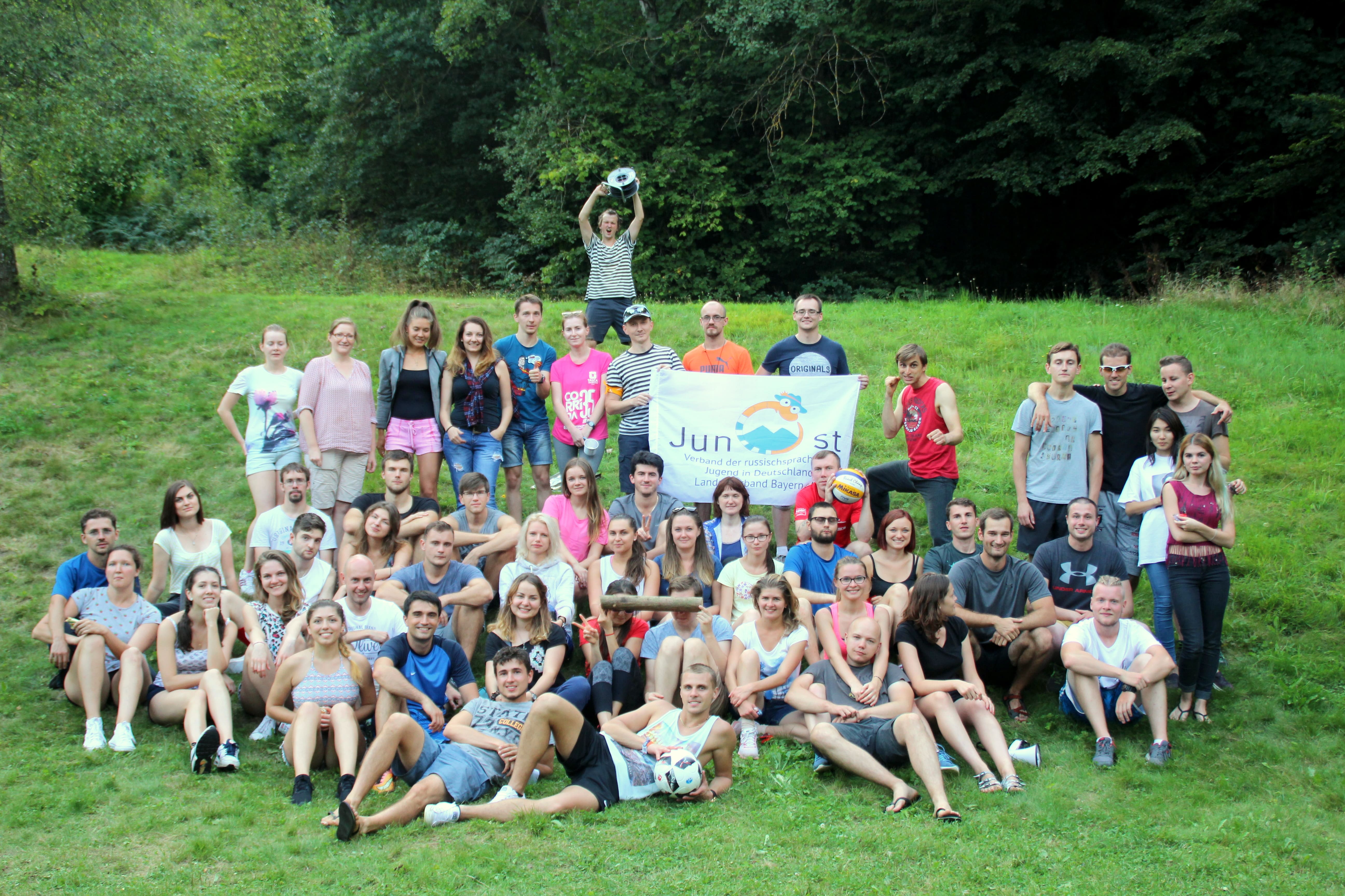 Verbandmitglieder posieren gemeinsam für ein Gruppenfoto.