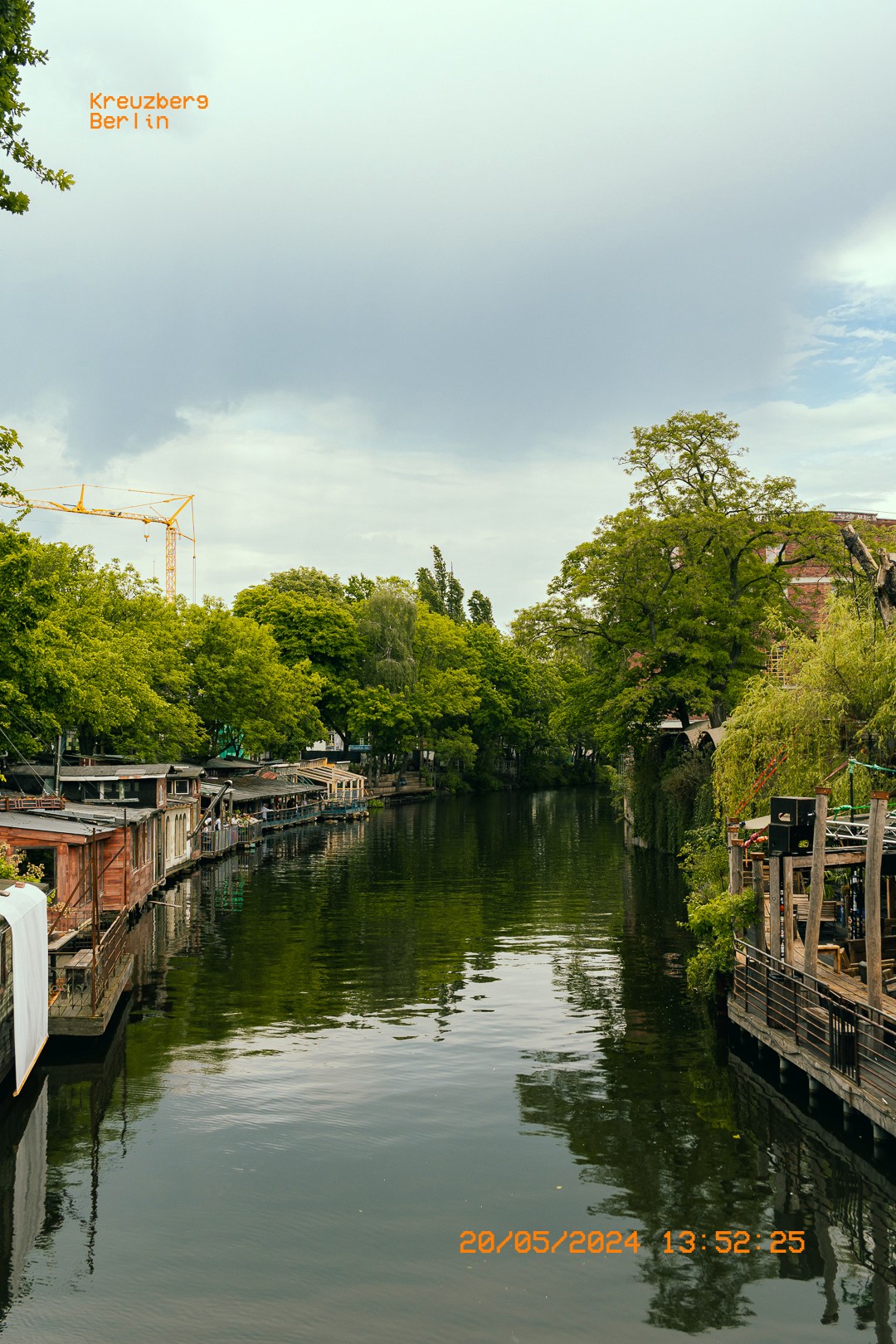 Canal bordé de péniches et d'arbres à Kreuzberg.