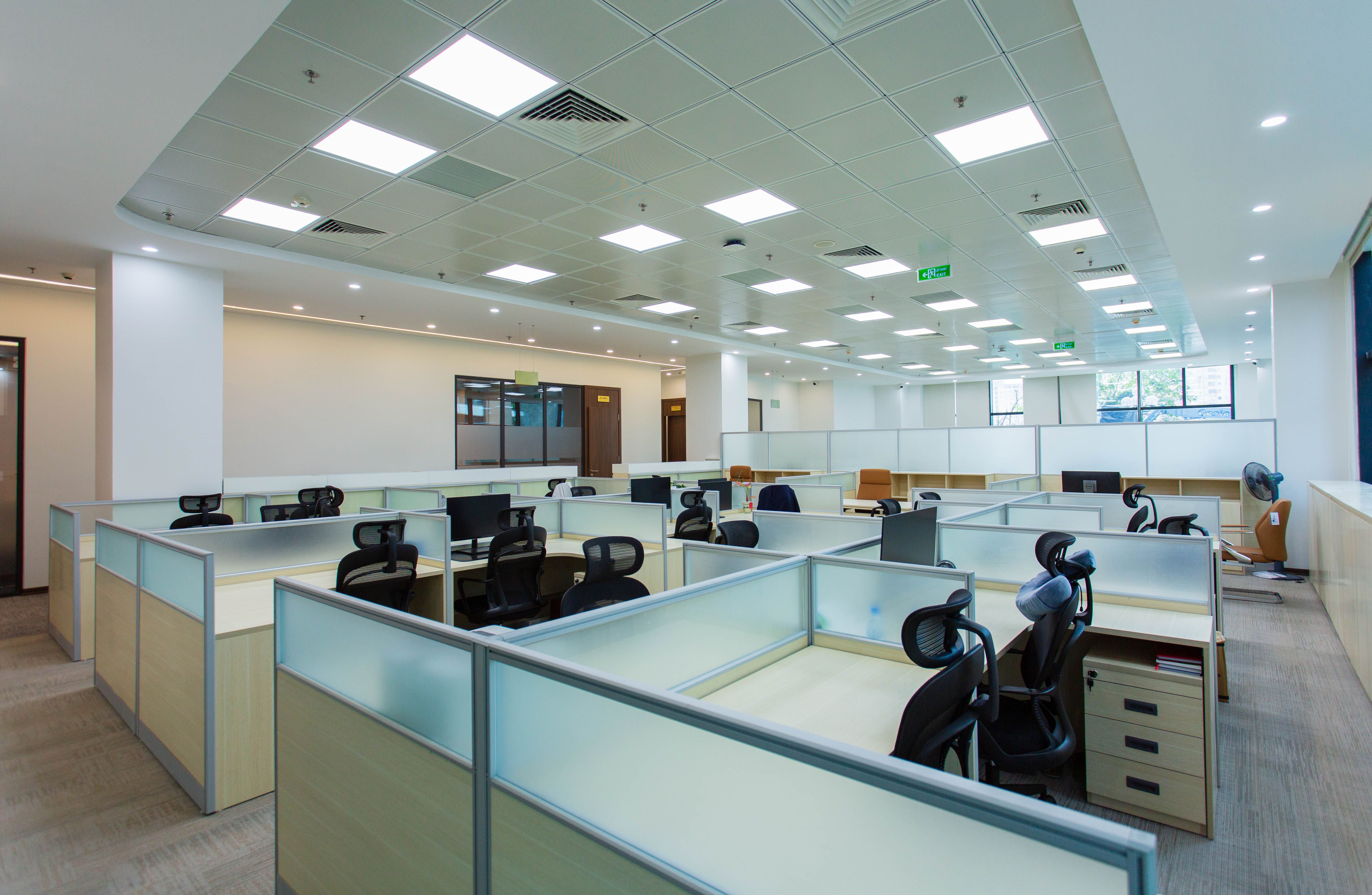 spacious-open-plan-office-with-cubicles-and-modern-furnishings,-ideal-for-collab - doan-thanh-binh (pexels)